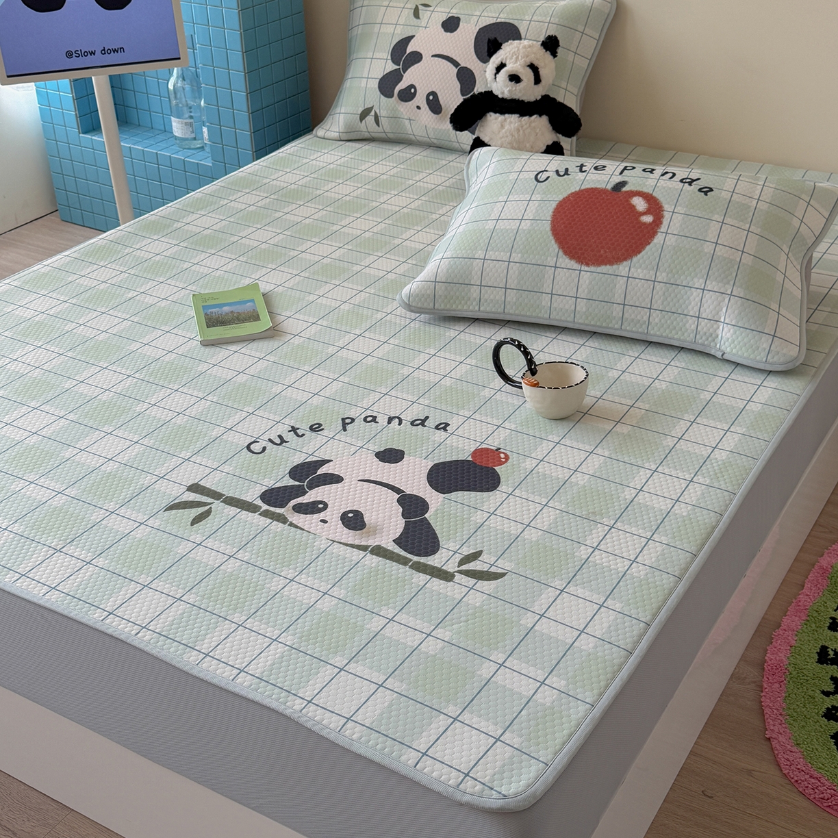 91家纺网 家纺一手货源 找家纺 Sweet dreams甜梦 2026新款A类数码印花凉感豆豆床笠款凉席--大版 苹果熊猫