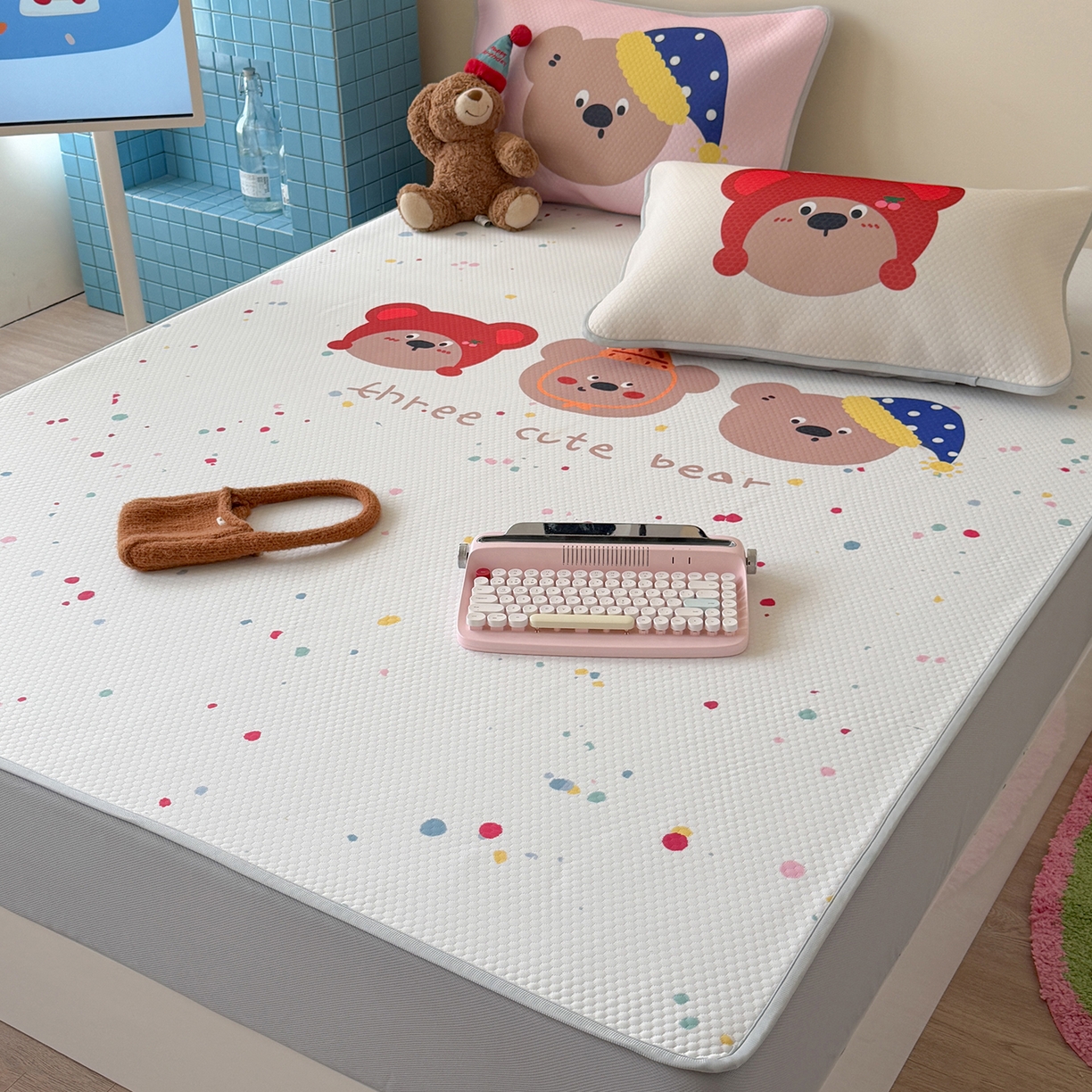 91家纺网 家纺一手货源 找家纺 Sweet dreams甜梦 2026新款A类数码印花凉感豆豆床笠款凉席--大版 三只小熊