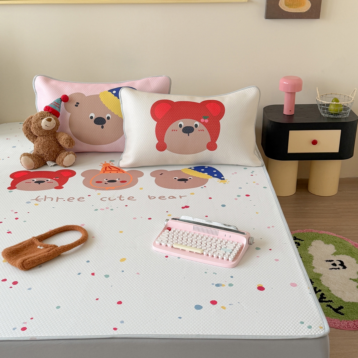 91家纺网 家纺一手货源 找家纺 Sweet dreams甜梦 2026新款A类数码印花凉感豆豆床笠款凉席--大版 三只小熊