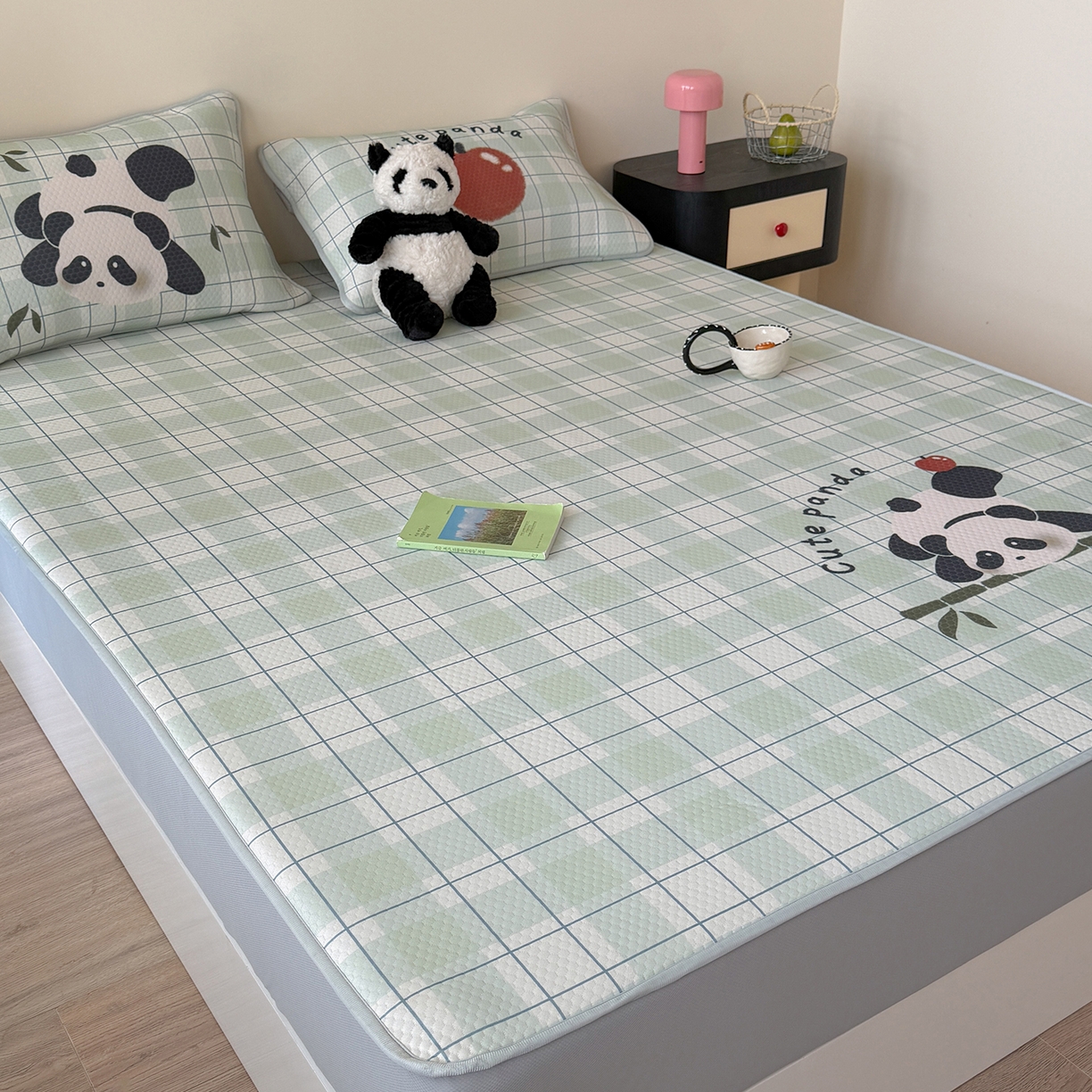 91家纺网 家纺一手货源 找家纺 Sweet dreams甜梦 2026新款A类数码印花凉感豆豆床笠款凉席--大版 苹果熊猫