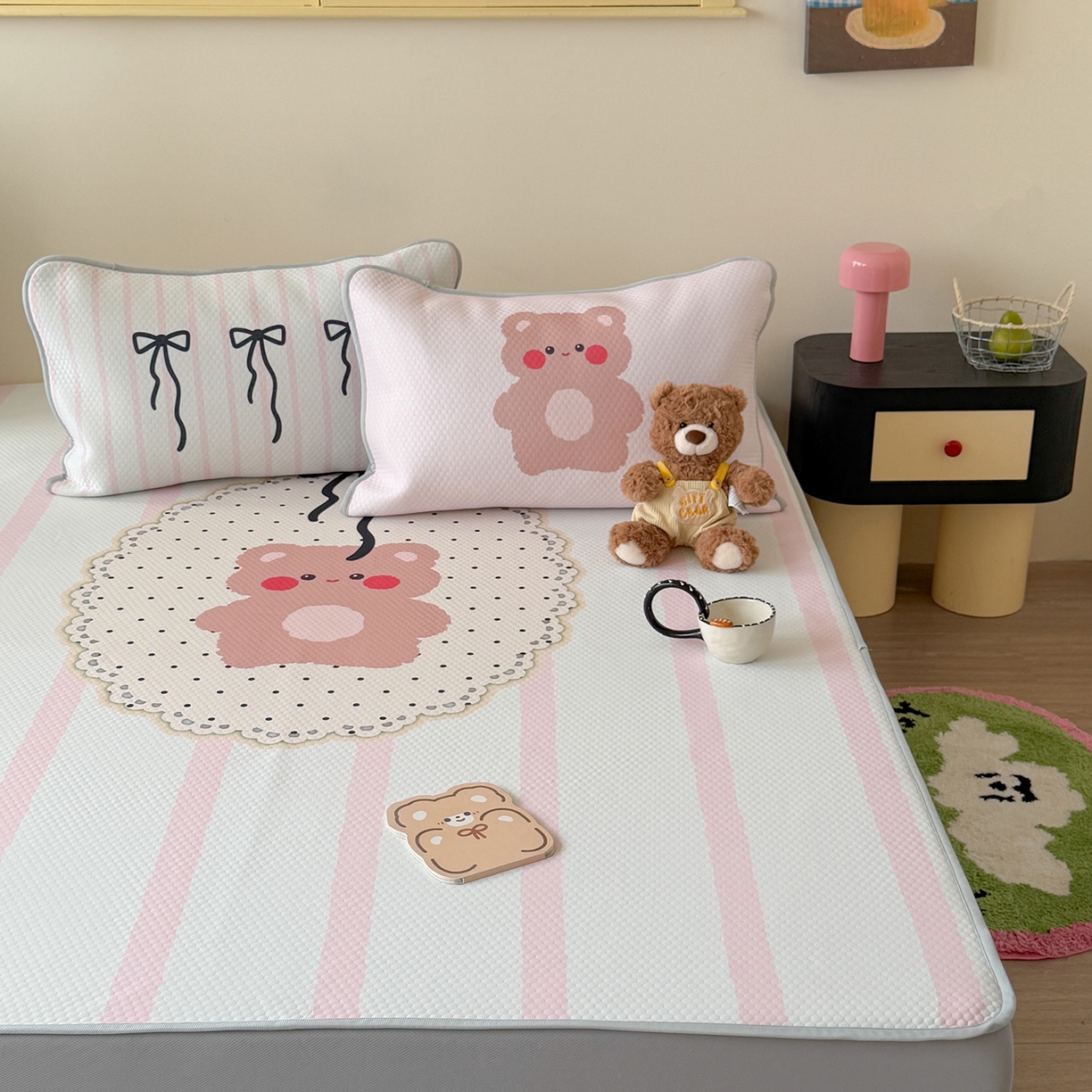 91家纺网 家纺一手货源 找家纺 Sweet dreams甜梦 2026新款A类数码印花凉感豆豆床笠款凉席--大版 蝴蝶结小熊