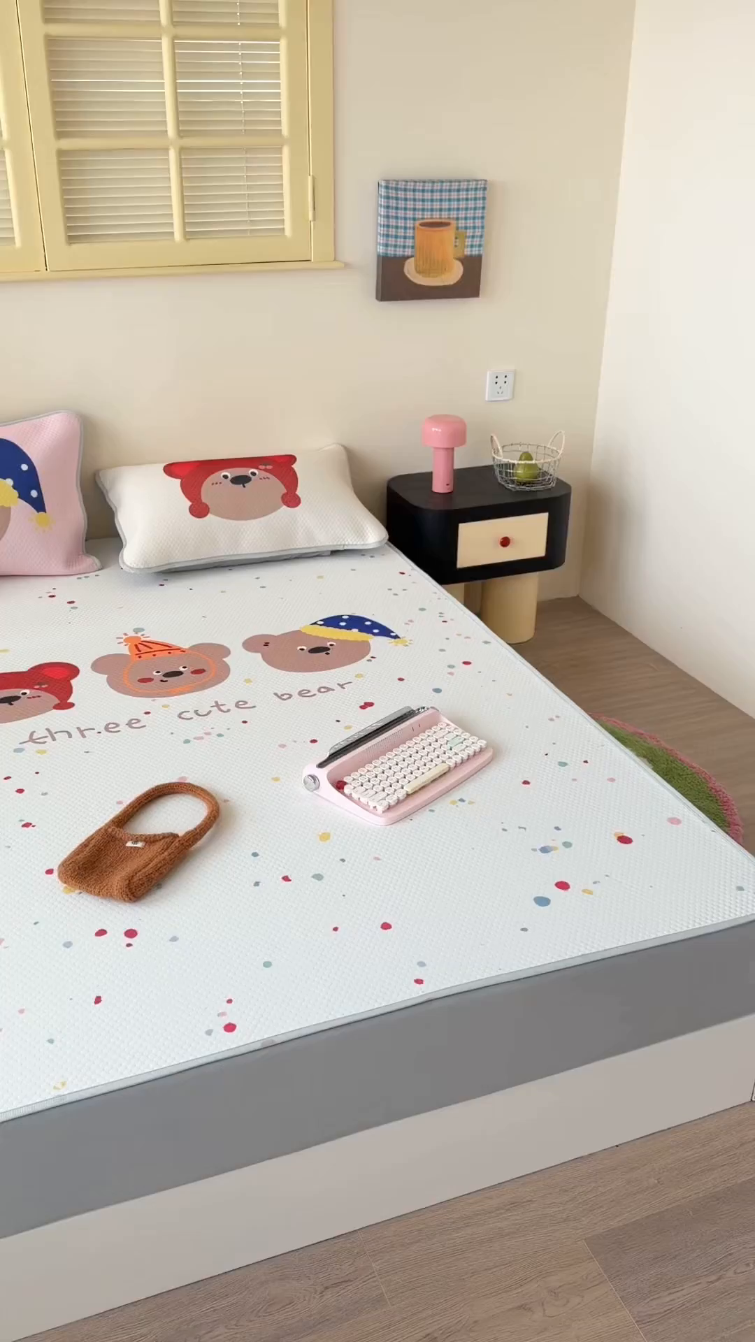 91家纺网 家纺一手货源 找家纺 Sweet dreams甜梦 2026新款A类数码印花凉感豆豆床笠款凉席--大版 三只小熊