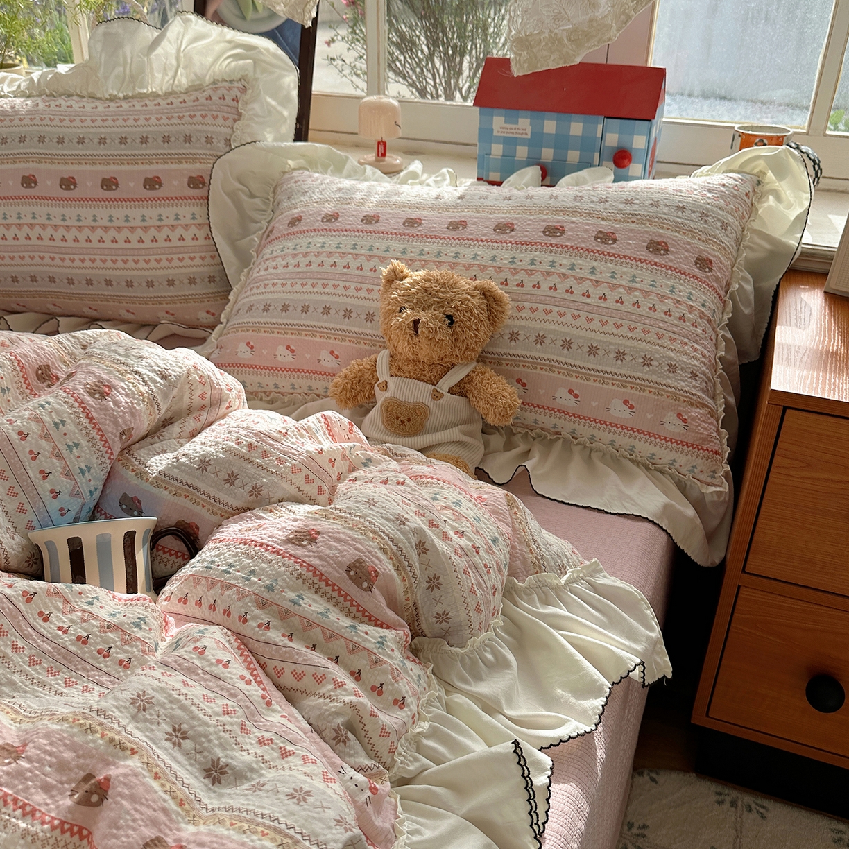 91家纺网 家纺一手货源 找家纺 凯洛奇 2026新款公主风云感泡芙纱花边款四件套 甜粉猫