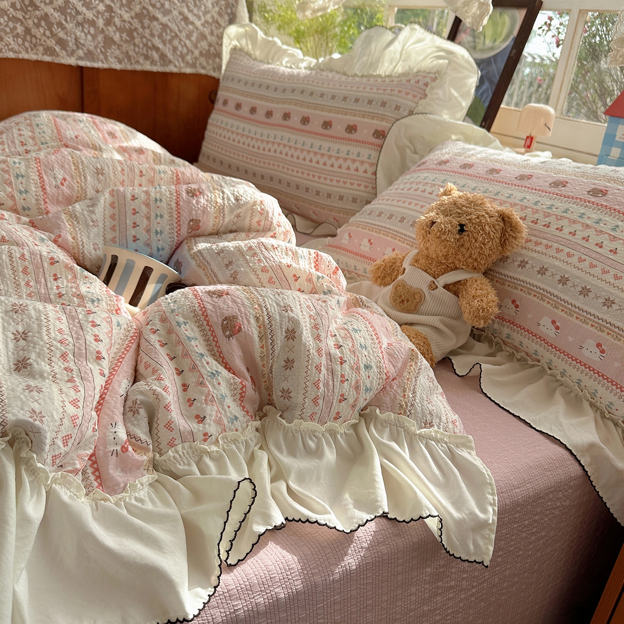 91家纺网 家纺一手货源 找家纺 凯洛奇 2026新款公主风云感泡芙纱花边款四件套 甜粉猫