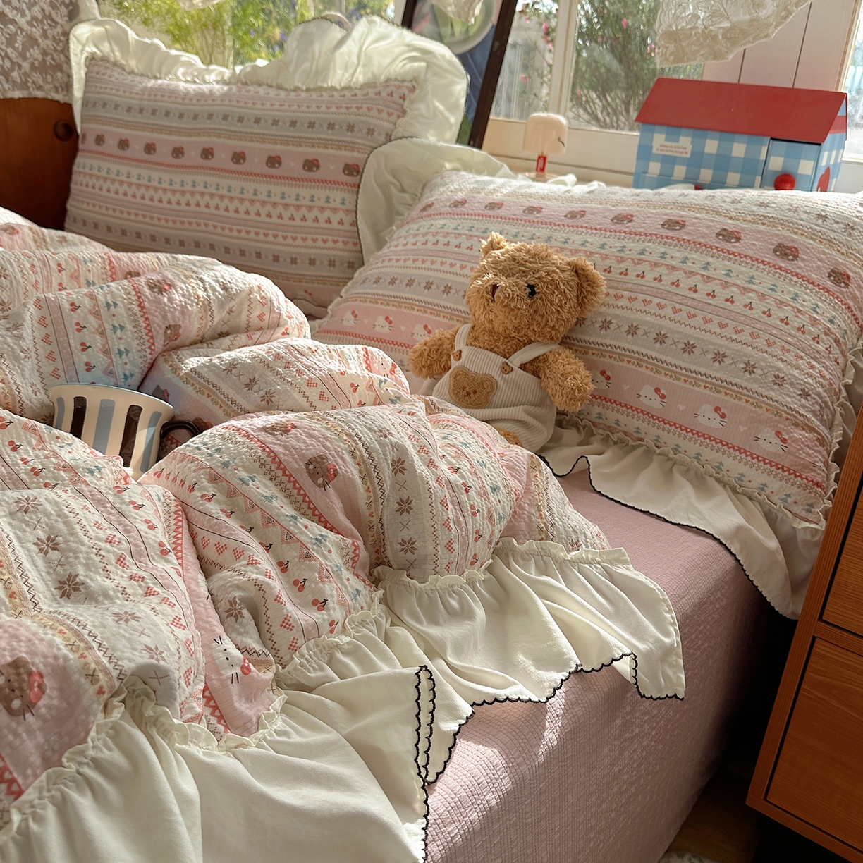 91家纺网 家纺一手货源 找家纺 凯洛奇 2026新款公主风云感泡芙纱花边款四件套 甜粉猫