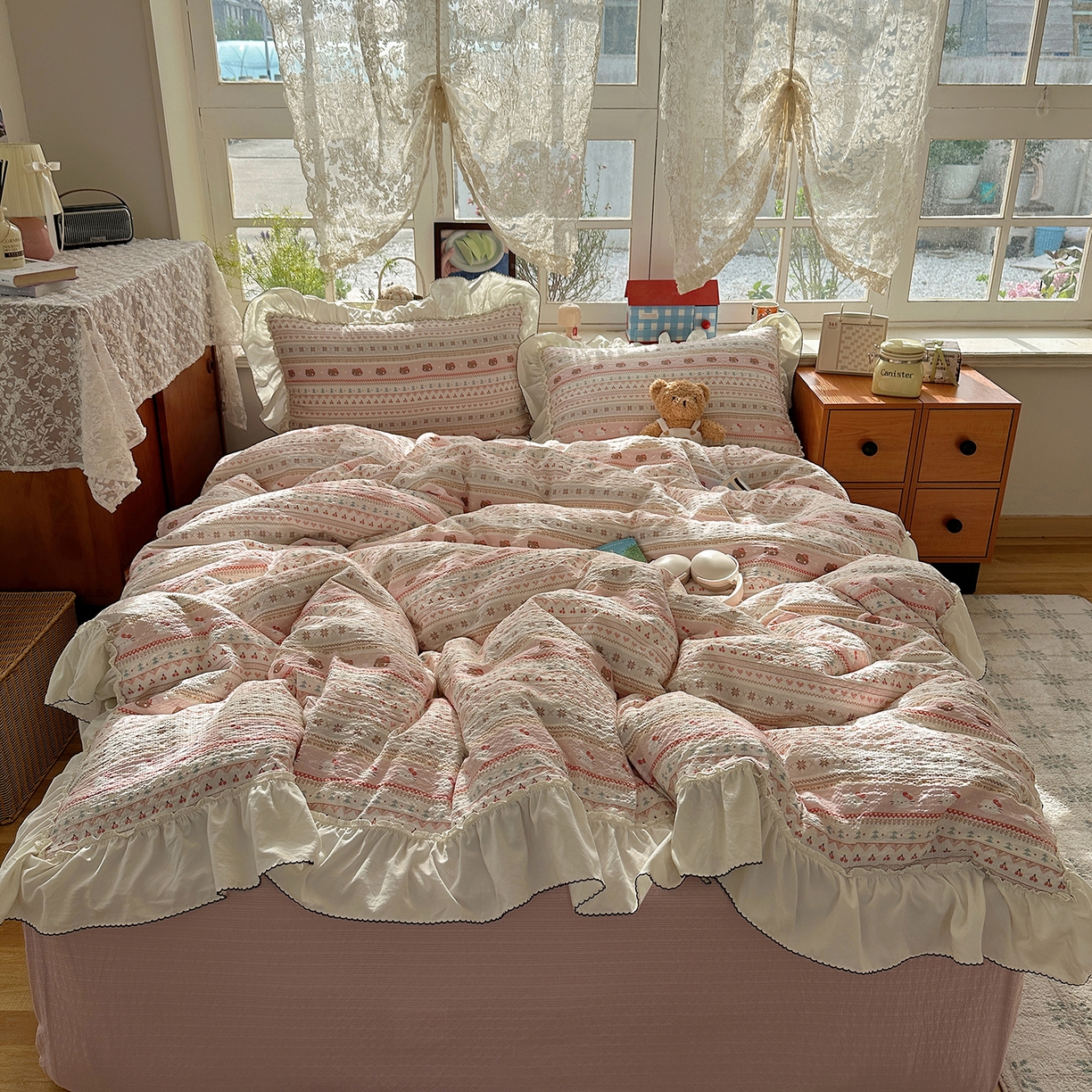 91家纺网 家纺一手货源 找家纺 凯洛奇 2026新款公主风云感泡芙纱花边款四件套 甜粉猫