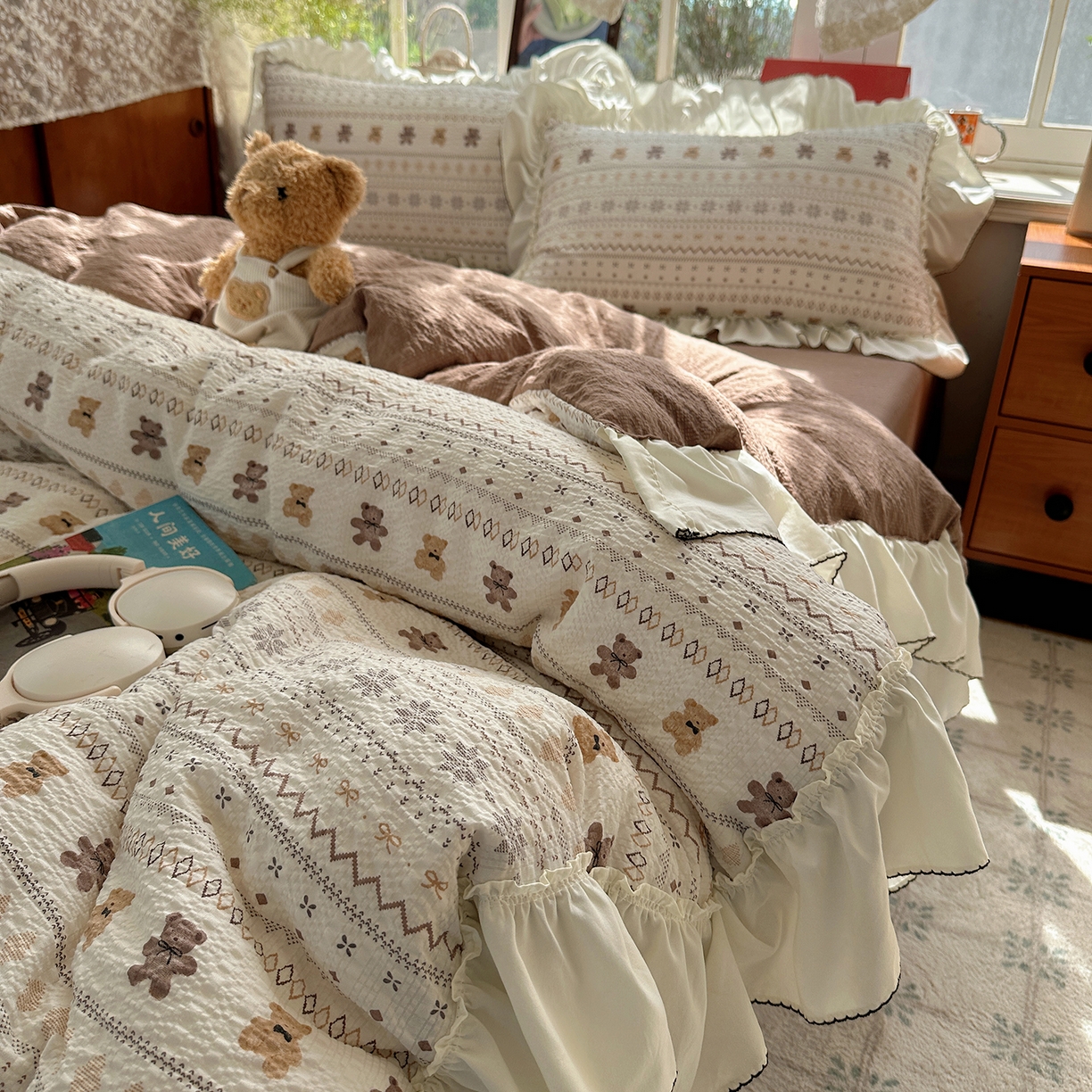 91家纺网 家纺一手货源 找家纺 凯洛奇 2026新款公主风云感泡芙纱花边款四件套 奶棕熊