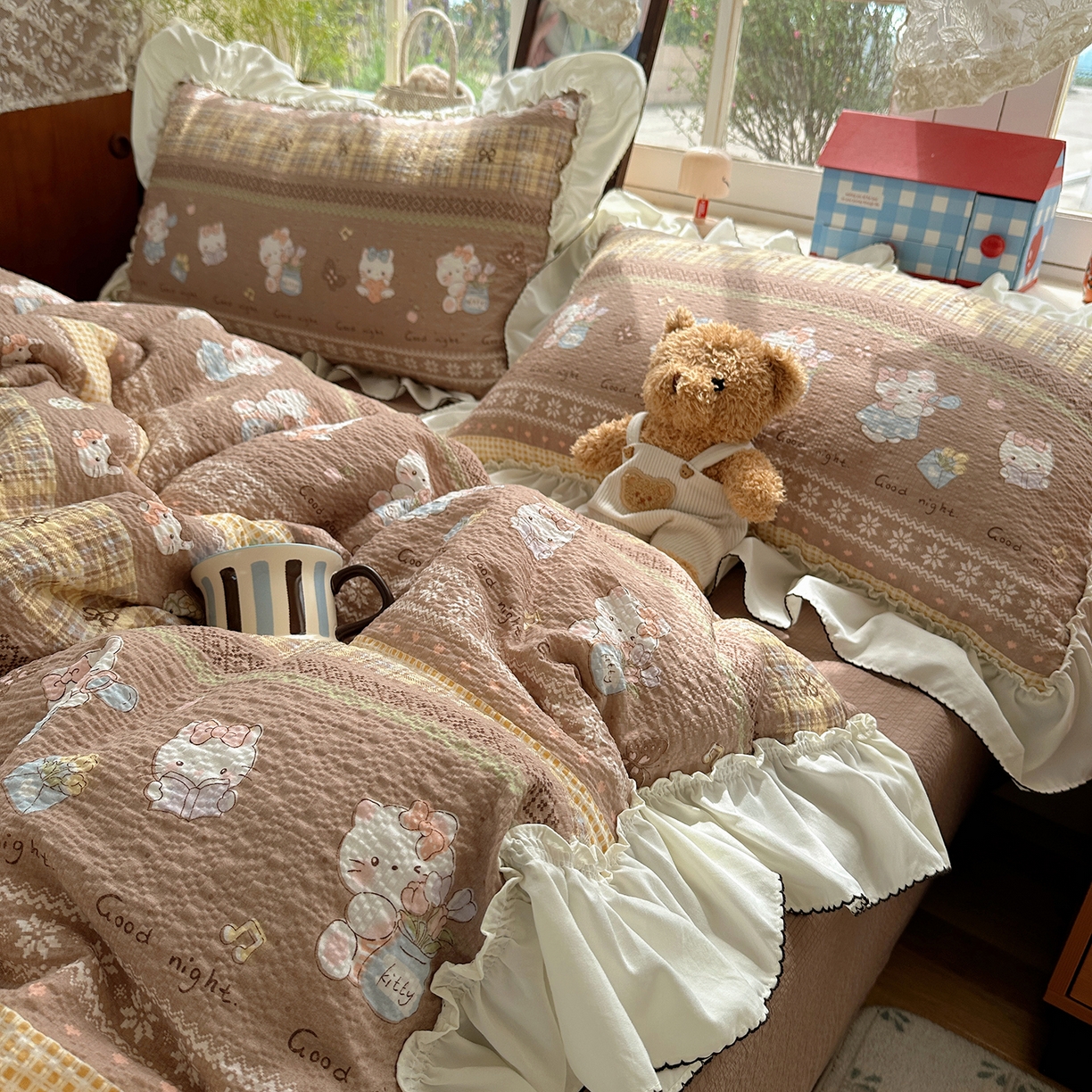 91家纺网 家纺一手货源 找家纺 凯洛奇 2026新款公主风云感泡芙纱花边款四件套 焦糖猫