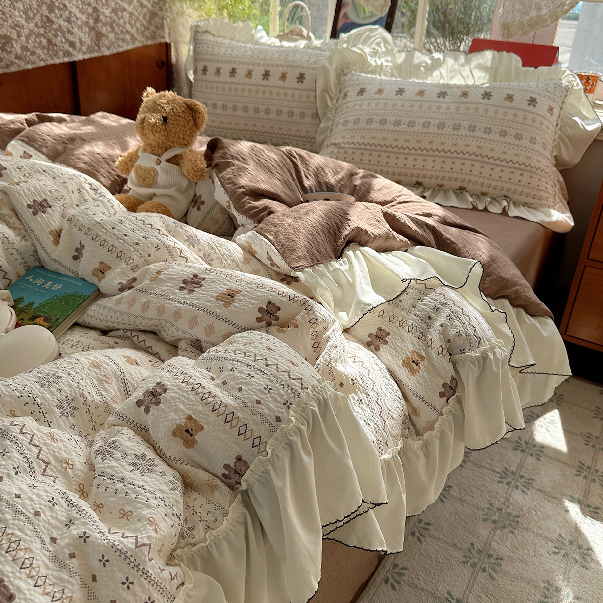 91家纺网 家纺一手货源 找家纺 凯洛奇 2026新款公主风云感泡芙纱花边款四件套 奶棕熊