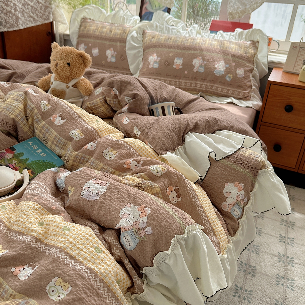 91家纺网 家纺一手货源 找家纺 凯洛奇 2026新款公主风云感泡芙纱花边款四件套 焦糖猫