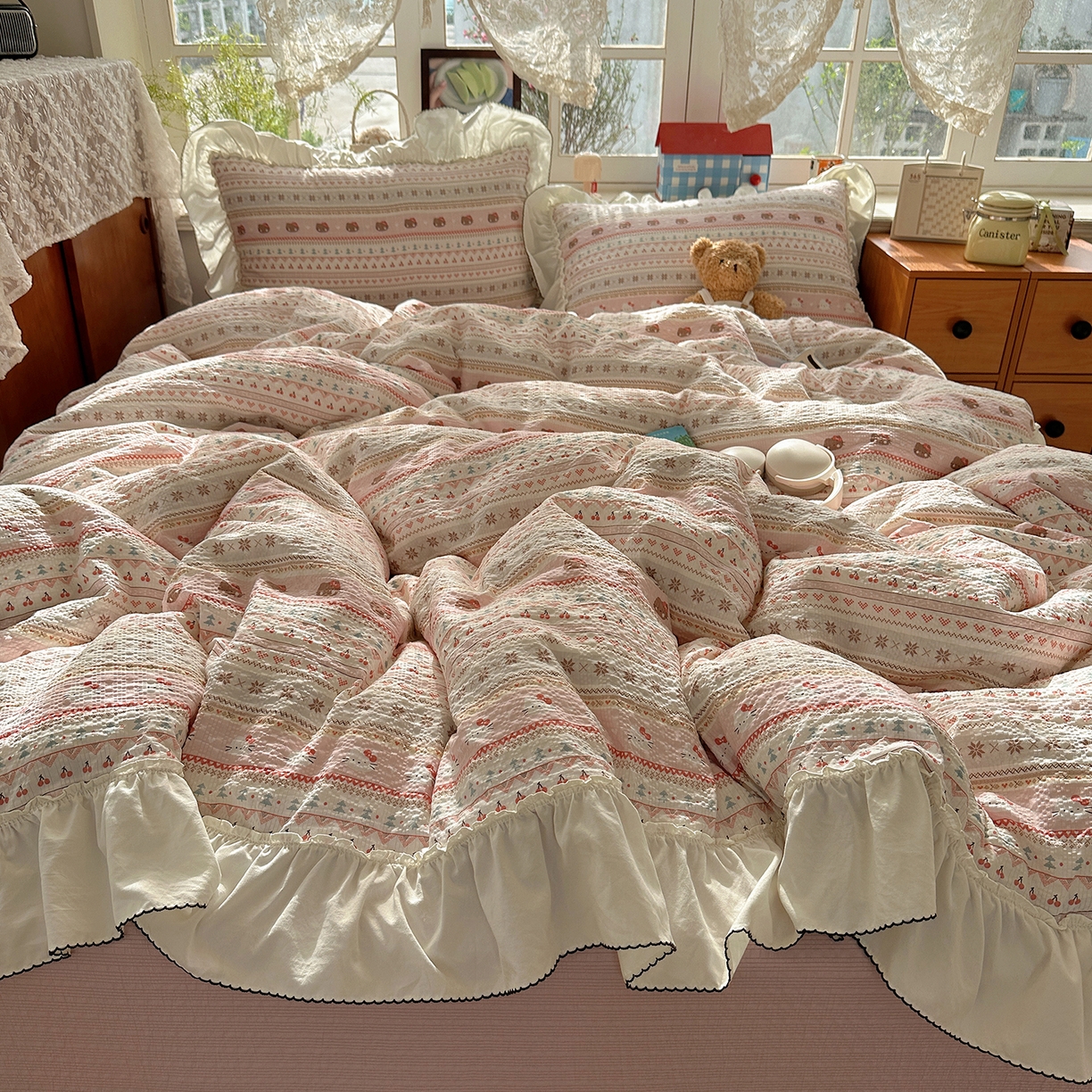 91家纺网 家纺一手货源 找家纺 凯洛奇 2026新款公主风云感泡芙纱花边款四件套 甜粉猫