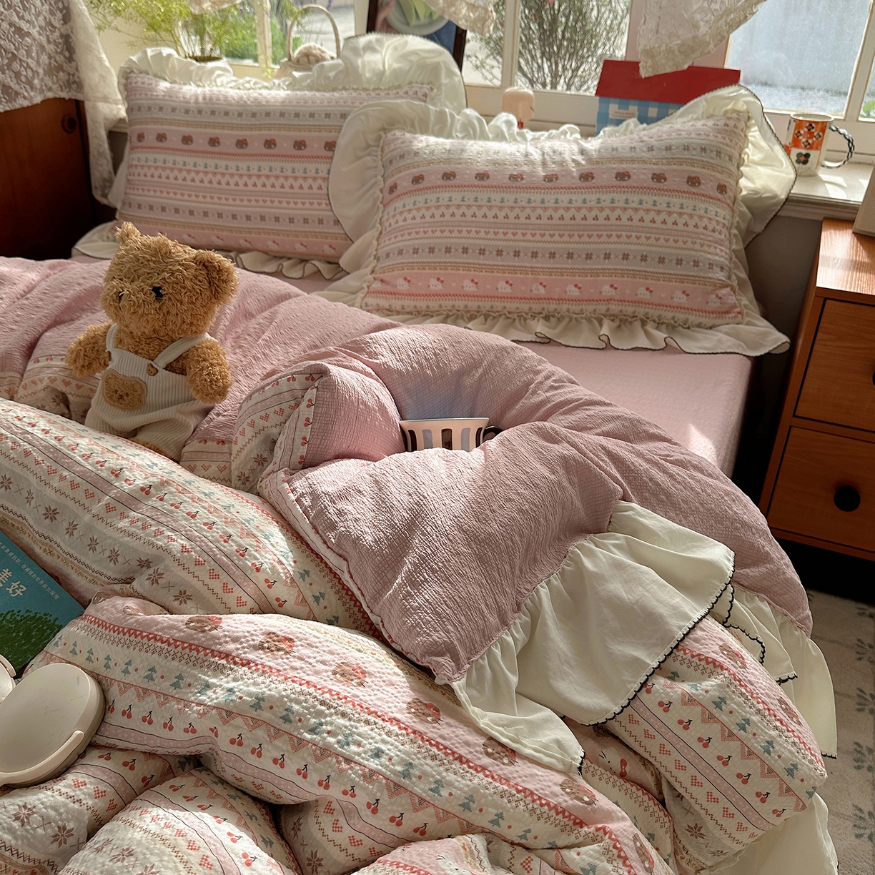 91家纺网 家纺一手货源 找家纺 凯洛奇 2026新款公主风云感泡芙纱花边款四件套 甜粉猫