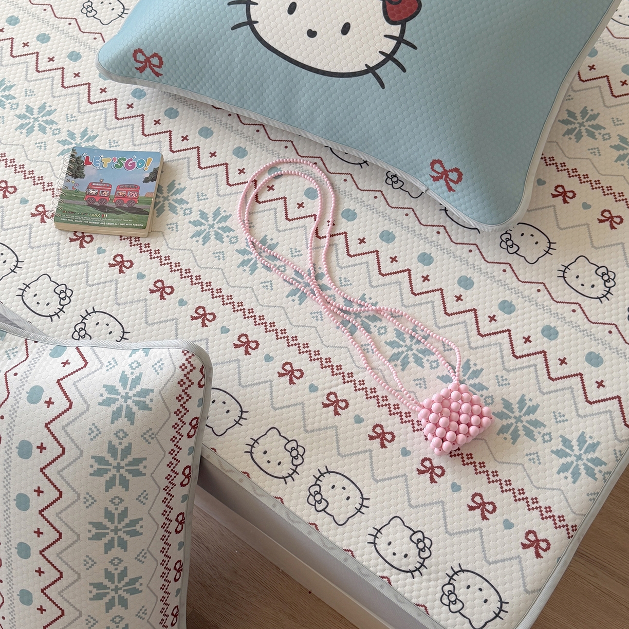 91家纺网 家纺一手货源 找家纺 Sweet dreams甜梦 2026新款A类数码印花凉感豆豆床笠款凉席--小版 猫猫蝴蝶结