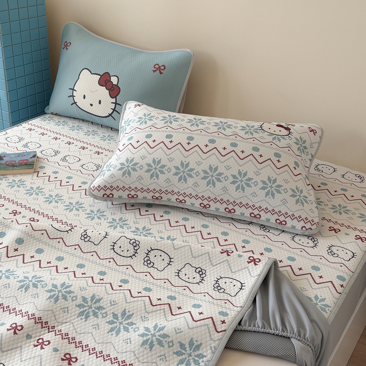 91家纺网 家纺一手货源 找家纺 Sweet dreams甜梦 2026新款A类数码印花凉感豆豆床笠款凉席--小版 猫猫蝴蝶结