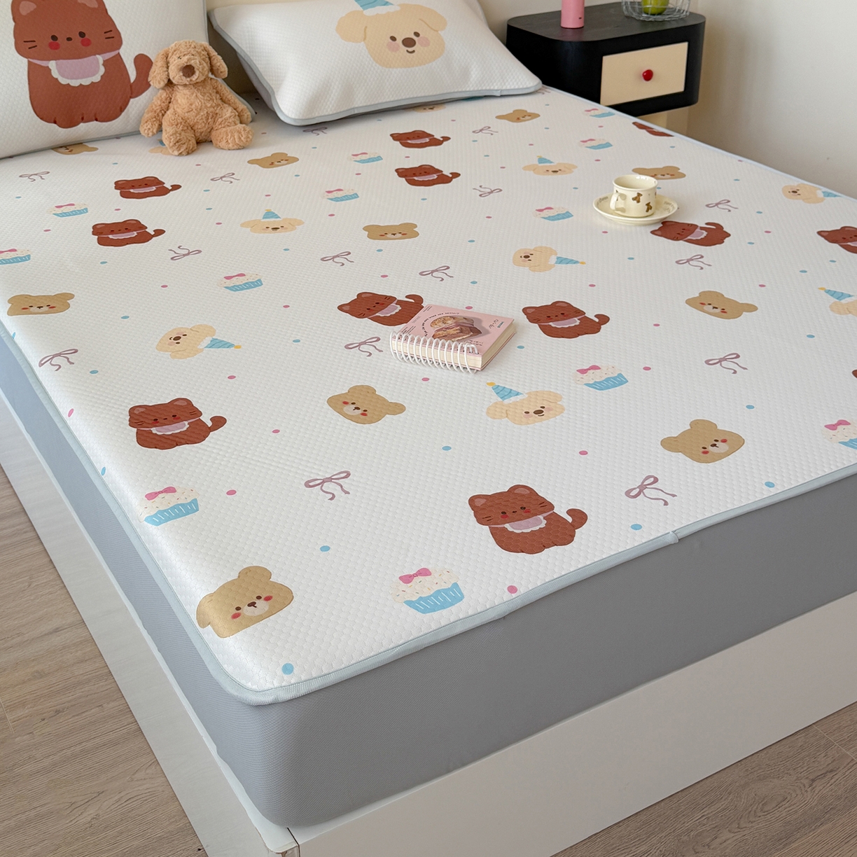 91家纺网 家纺一手货源 找家纺 Sweet dreams甜梦 2026新款A类数码印花凉感豆豆床笠款凉席--小版 蛋糕小动物