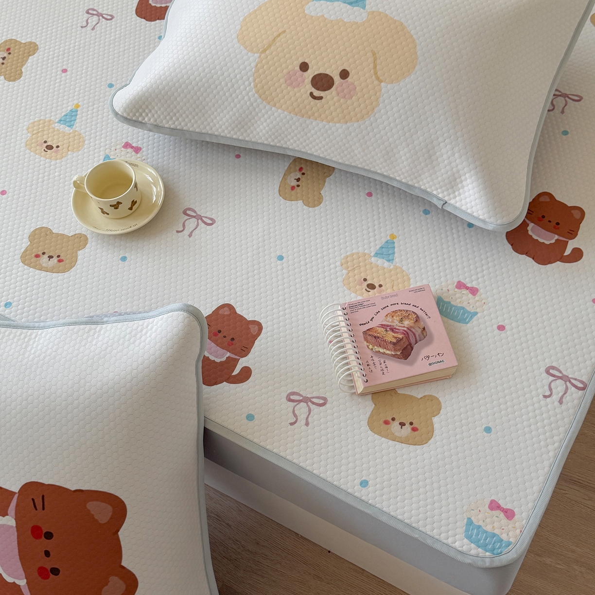 91家纺网 家纺一手货源 找家纺 Sweet dreams甜梦 2026新款A类数码印花凉感豆豆床笠款凉席--小版 蛋糕小动物