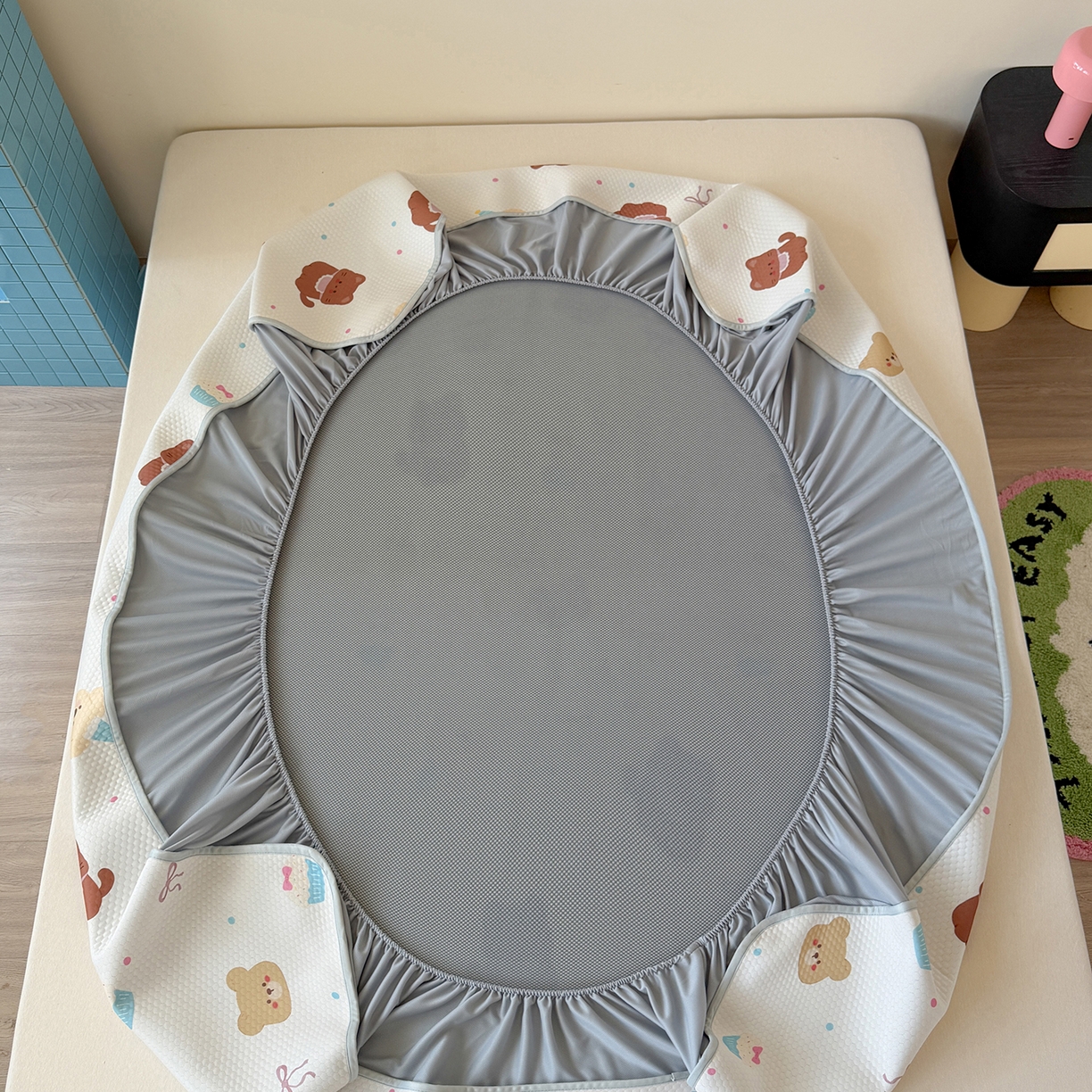 91家纺网 家纺一手货源 找家纺 Sweet dreams甜梦 2026新款A类数码印花凉感豆豆床笠款凉席--小版 蛋糕小动物