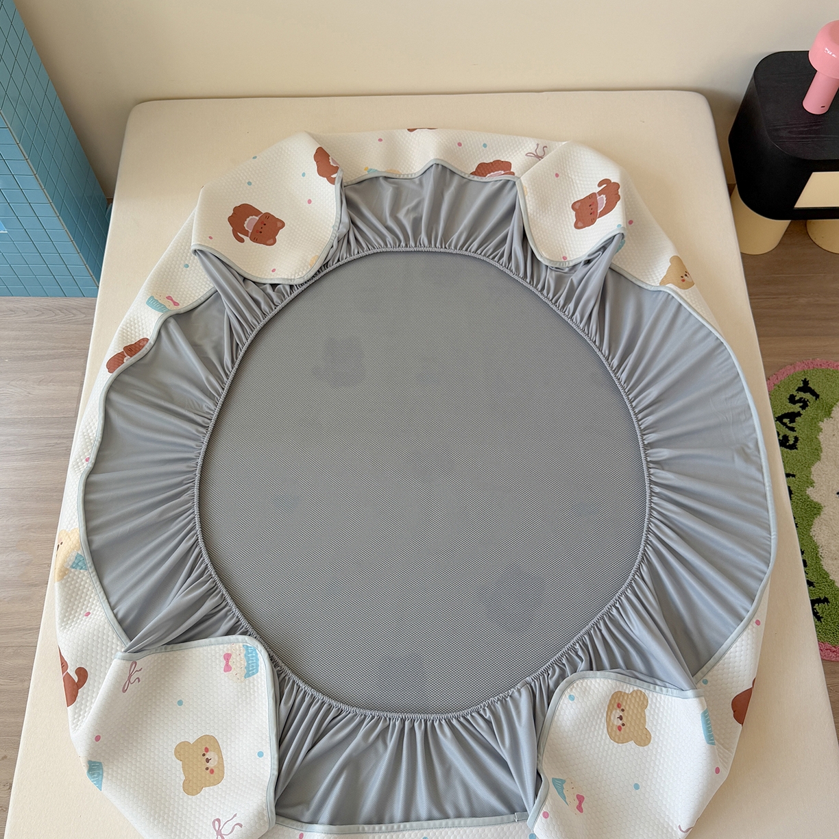 91家纺网 家纺一手货源 找家纺 Sweet dreams甜梦 2026新款A类数码印花凉感豆豆床笠款凉席--小版 蛋糕小动物