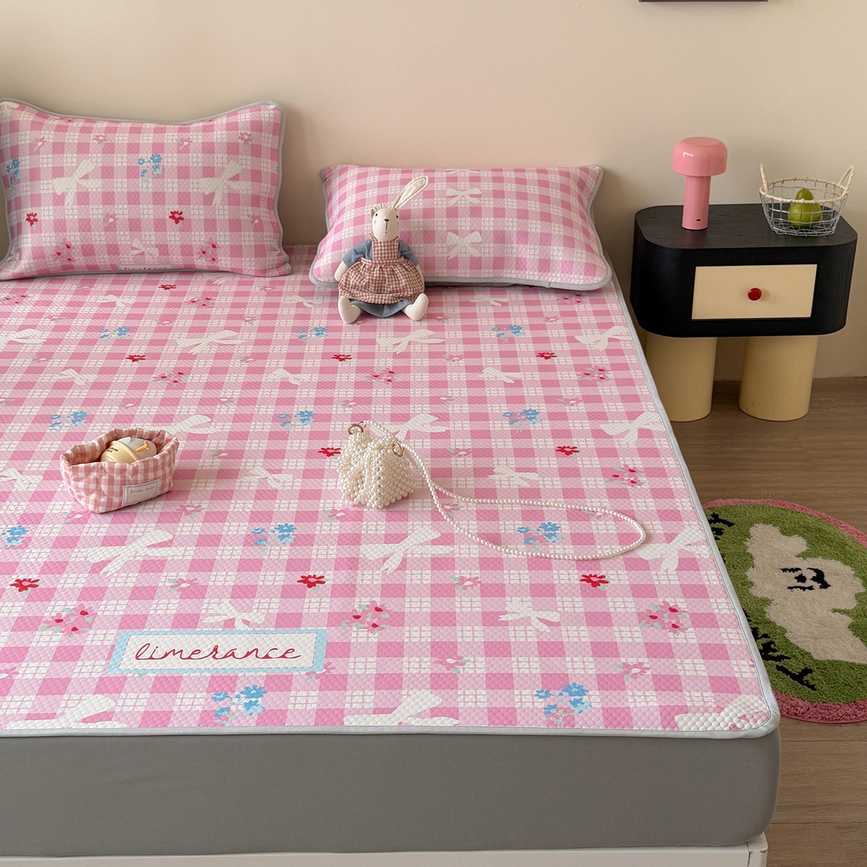 91家纺网 家纺一手货源 找家纺 Sweet dreams甜梦 2026新款A类数码印花凉感豆豆床笠款凉席--小版 格子蝴蝶结