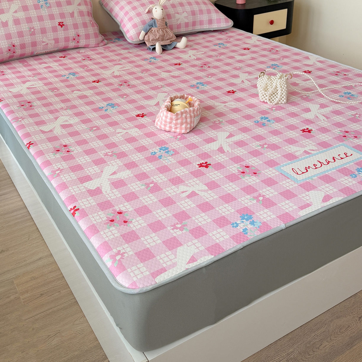 91家纺网 家纺一手货源 找家纺 Sweet dreams甜梦 2026新款A类数码印花凉感豆豆床笠款凉席--小版 格子蝴蝶结