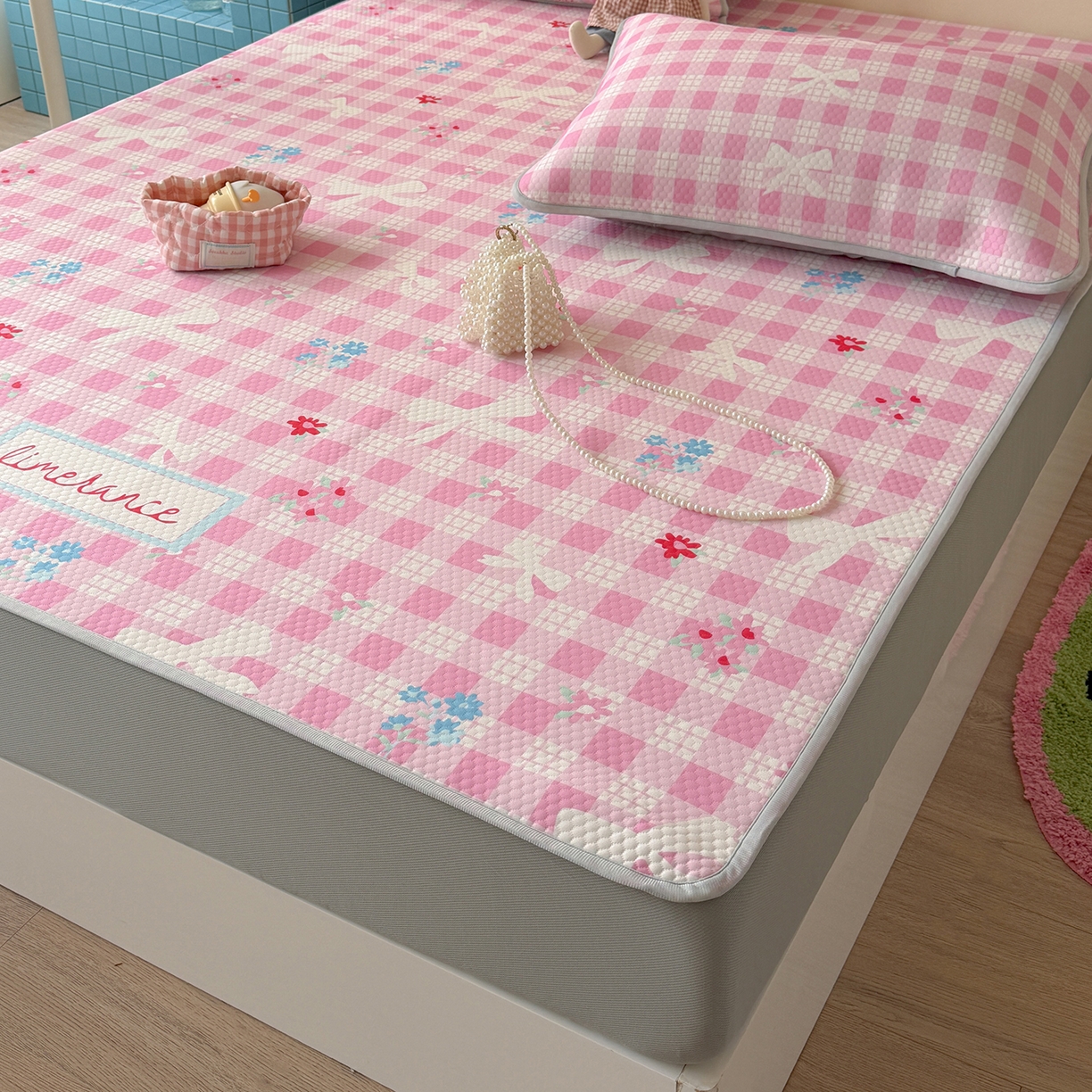 91家纺网 家纺一手货源 找家纺 Sweet dreams甜梦 2026新款A类数码印花凉感豆豆床笠款凉席--小版 格子蝴蝶结