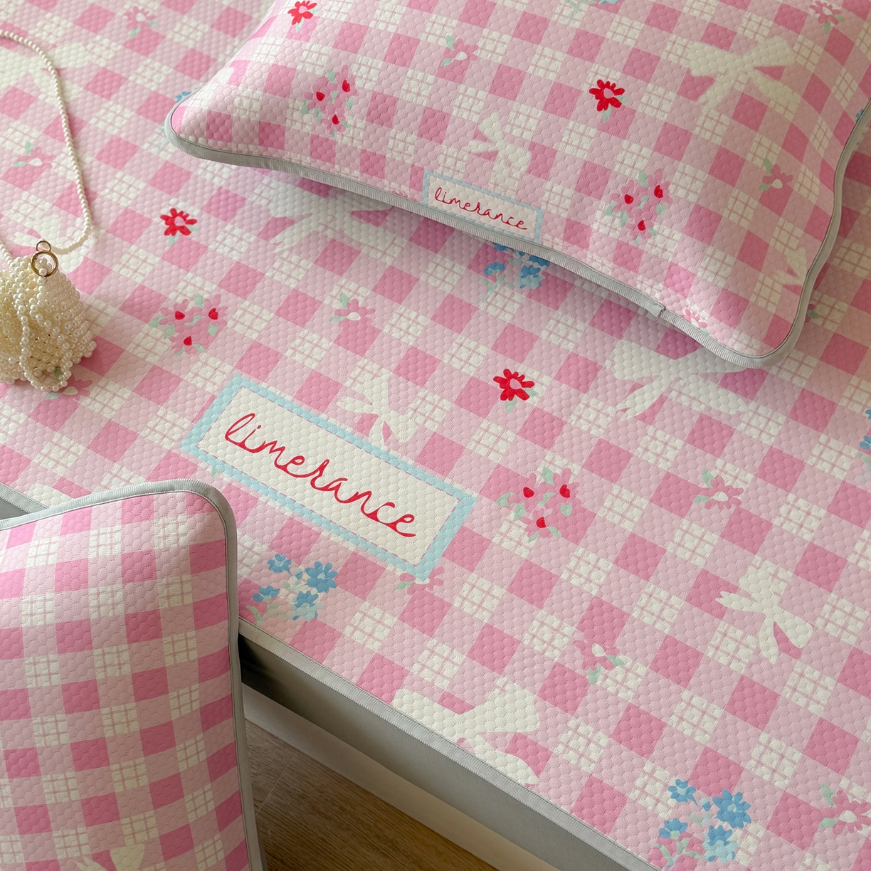 91家纺网 家纺一手货源 找家纺 Sweet dreams甜梦 2026新款A类数码印花凉感豆豆床笠款凉席--小版 格子蝴蝶结