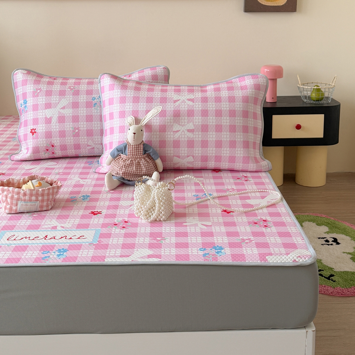 91家纺网 家纺一手货源 找家纺 Sweet dreams甜梦 2026新款A类数码印花凉感豆豆床笠款凉席--小版 格子蝴蝶结