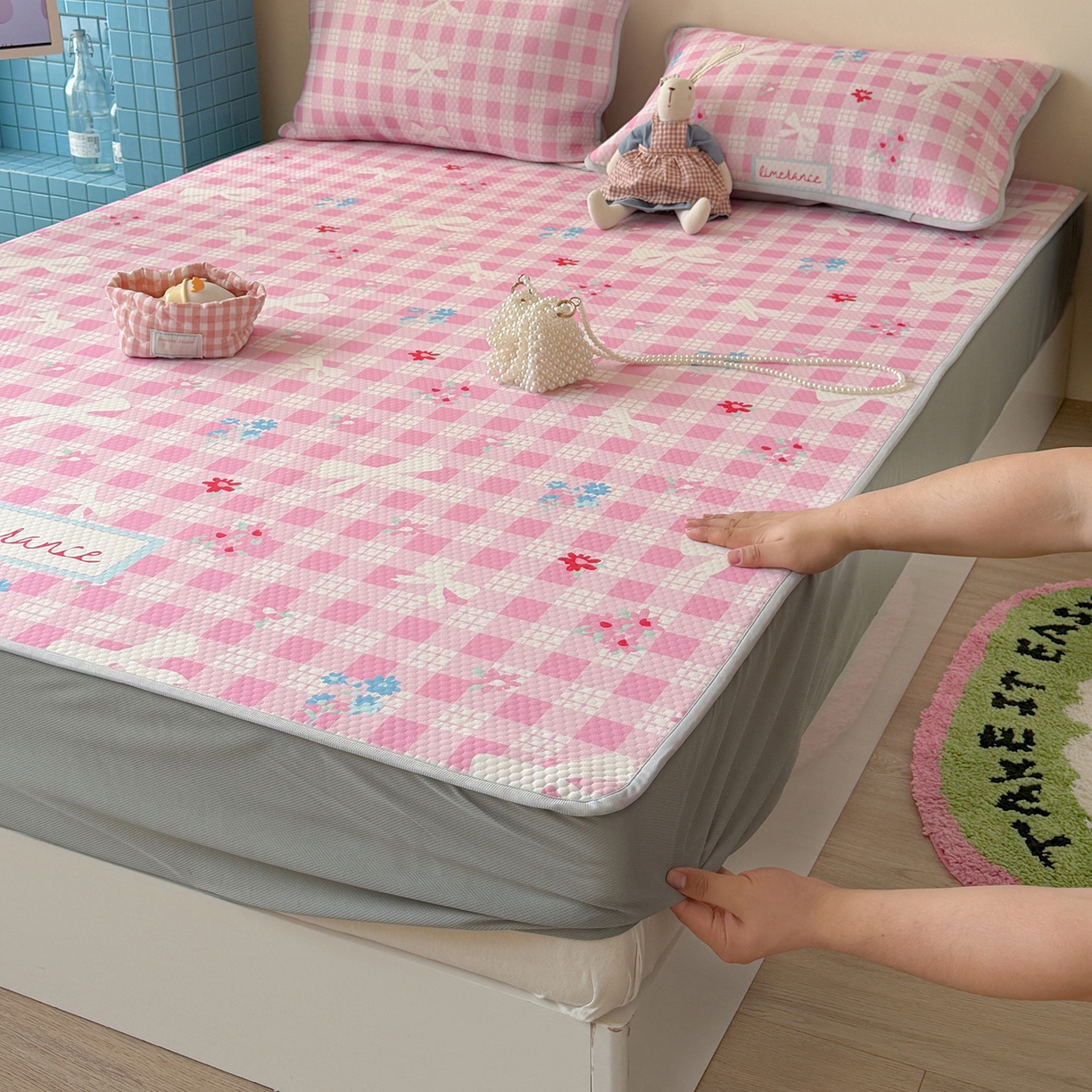 91家纺网 家纺一手货源 找家纺 Sweet dreams甜梦 2026新款A类数码印花凉感豆豆床笠款凉席--小版 格子蝴蝶结