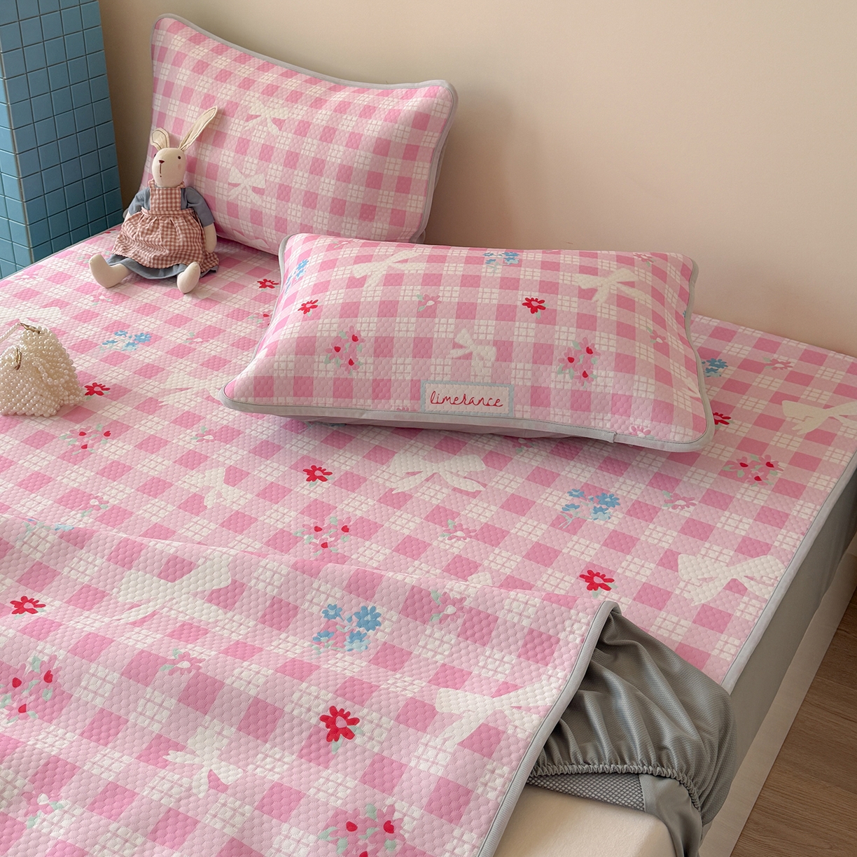 91家纺网 家纺一手货源 找家纺 Sweet dreams甜梦 2026新款A类数码印花凉感豆豆床笠款凉席--小版 格子蝴蝶结