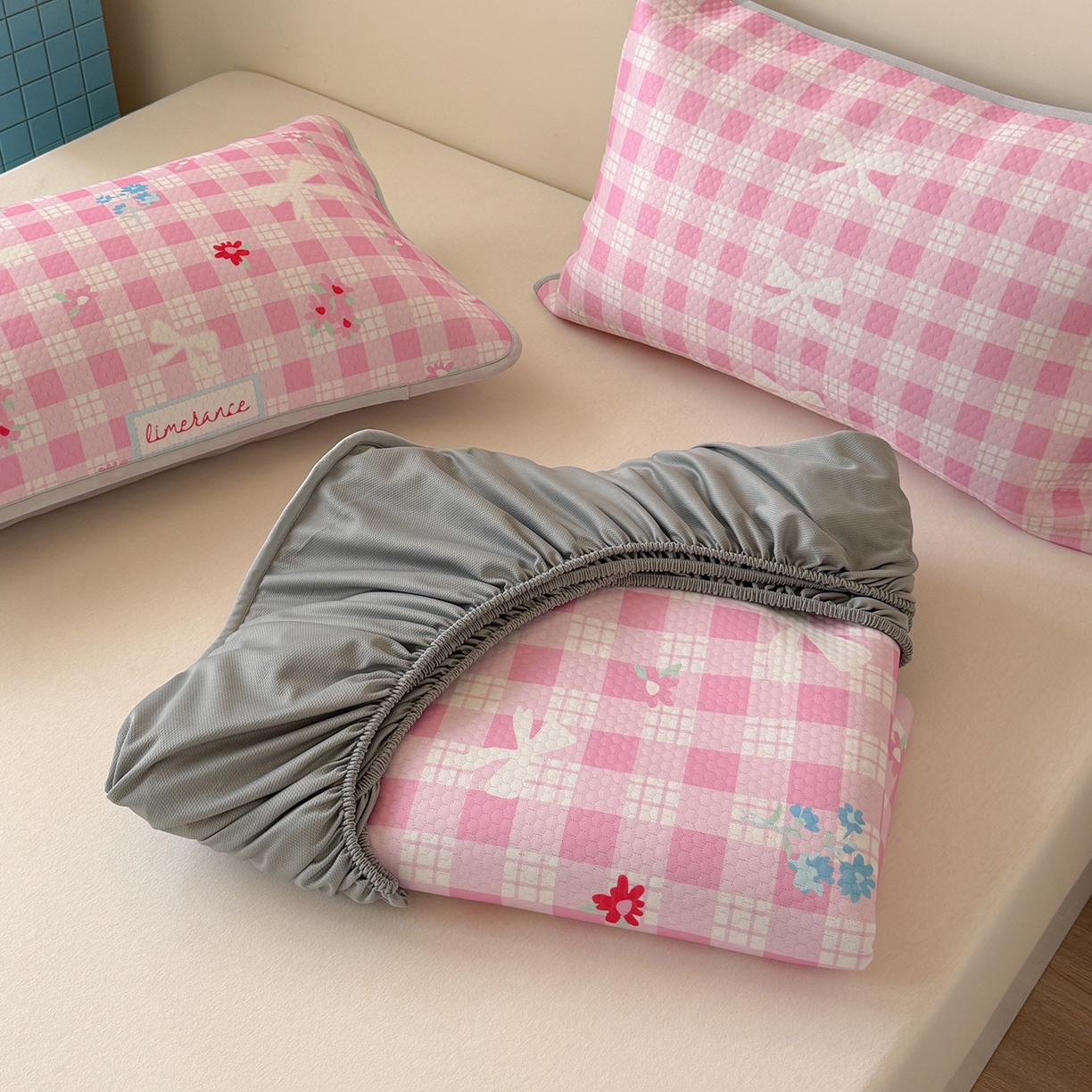 91家纺网 家纺一手货源 找家纺 Sweet dreams甜梦 2026新款A类数码印花凉感豆豆床笠款凉席--小版 格子蝴蝶结