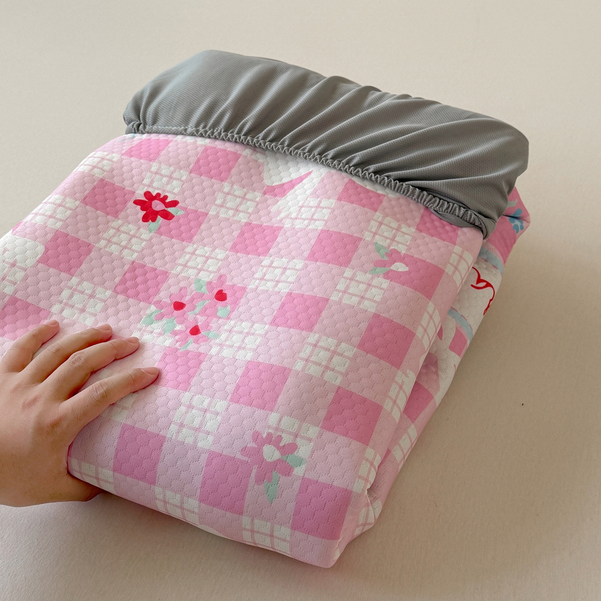 91家纺网 家纺一手货源 找家纺 Sweet dreams甜梦 2026新款A类数码印花凉感豆豆床笠款凉席--小版 格子蝴蝶结