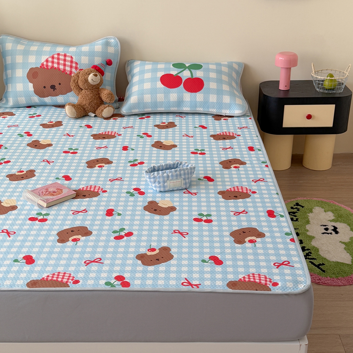 91家纺网 家纺一手货源 找家纺 Sweet dreams甜梦 2026新款A类数码印花凉感豆豆床笠款凉席--小版 格子小熊