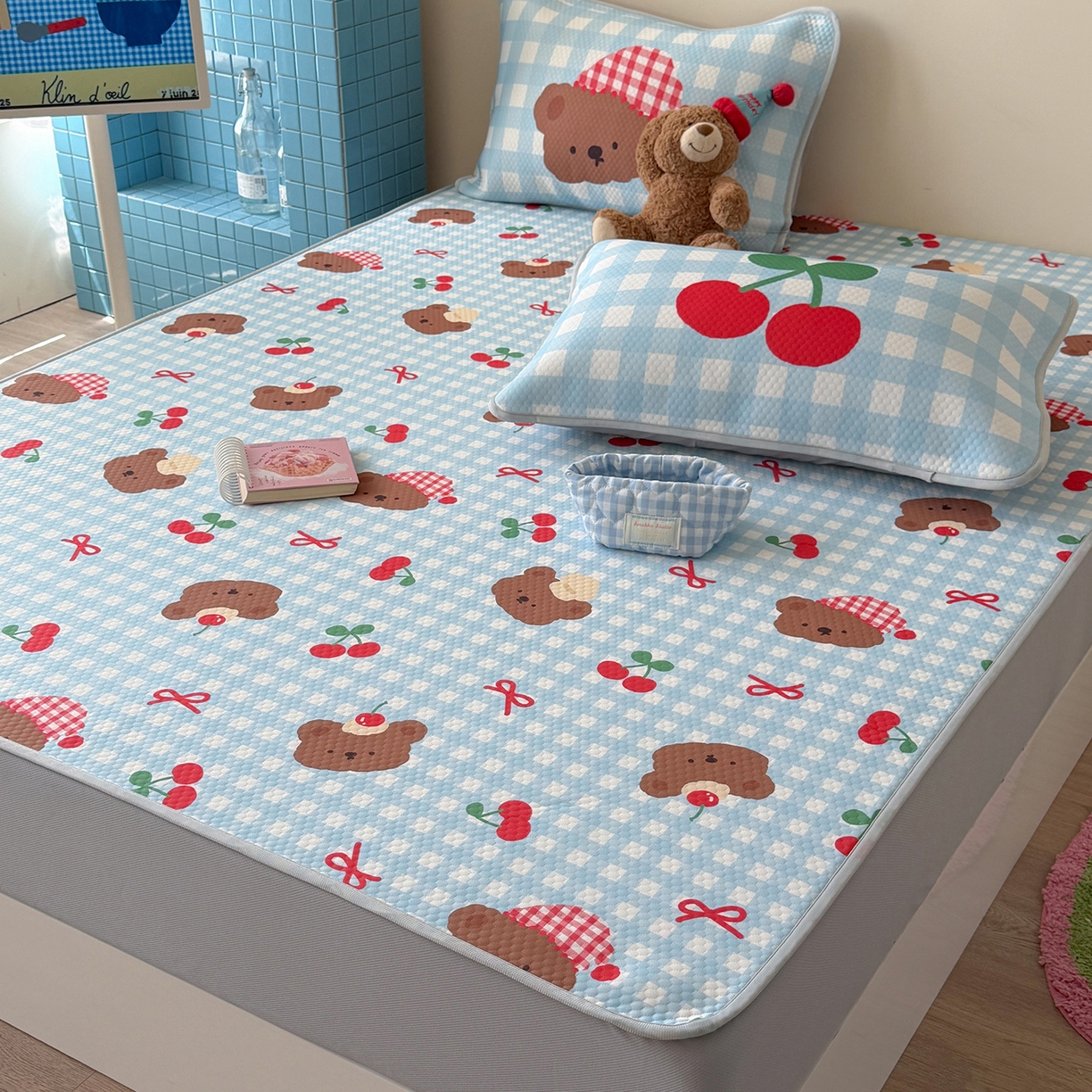 91家纺网 家纺一手货源 找家纺 Sweet dreams甜梦 2026新款A类数码印花凉感豆豆床笠款凉席--小版 格子小熊