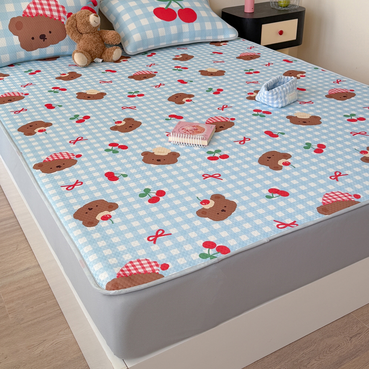 91家纺网 家纺一手货源 找家纺 Sweet dreams甜梦 2026新款A类数码印花凉感豆豆床笠款凉席--小版 格子小熊