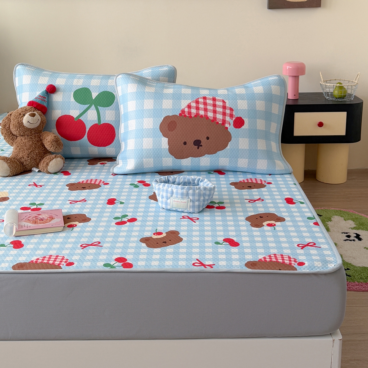 91家纺网 家纺一手货源 找家纺 Sweet dreams甜梦 2026新款A类数码印花凉感豆豆床笠款凉席--小版 格子小熊