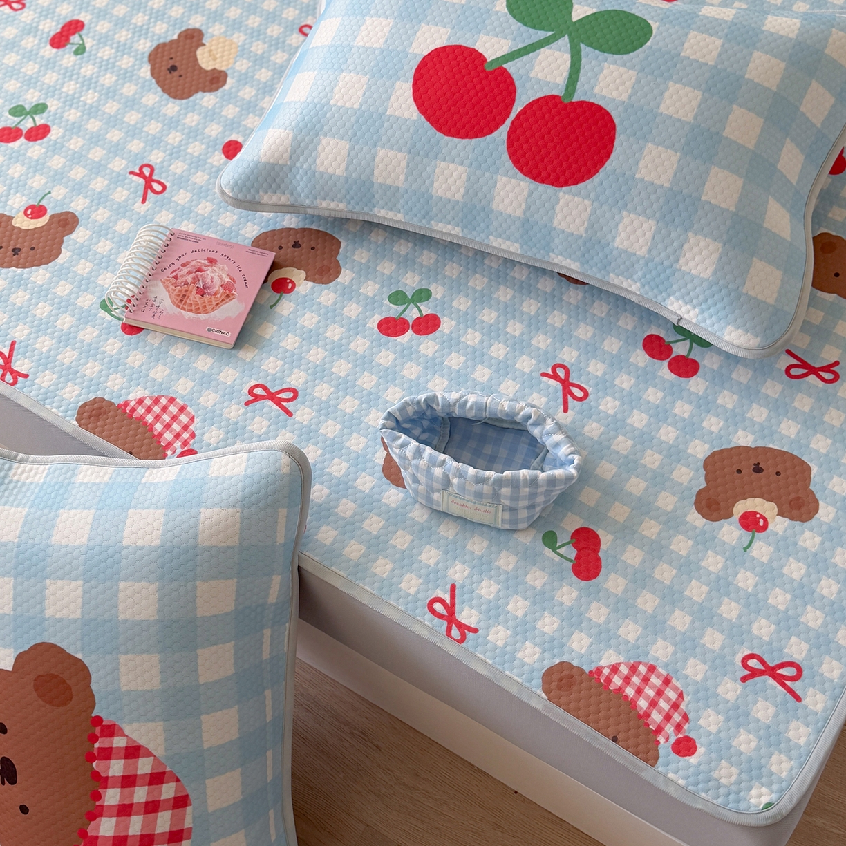 91家纺网 家纺一手货源 找家纺 Sweet dreams甜梦 2026新款A类数码印花凉感豆豆床笠款凉席--小版 格子小熊