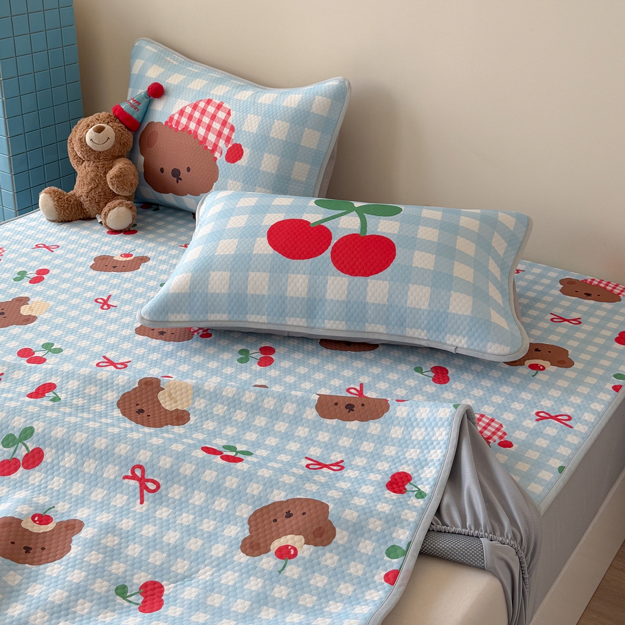 91家纺网 家纺一手货源 找家纺 Sweet dreams甜梦 2026新款A类数码印花凉感豆豆床笠款凉席--小版 格子小熊