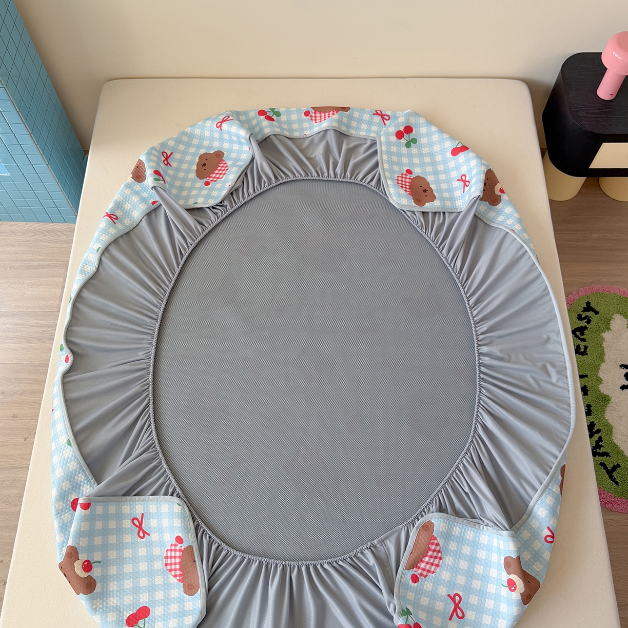 91家纺网 家纺一手货源 找家纺 Sweet dreams甜梦 2026新款A类数码印花凉感豆豆床笠款凉席--小版 格子小熊