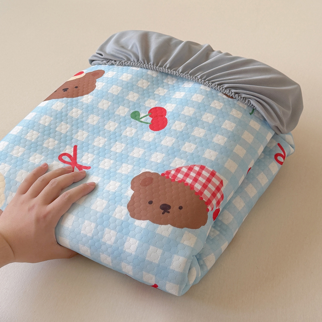 91家纺网 家纺一手货源 找家纺 Sweet dreams甜梦 2026新款A类数码印花凉感豆豆床笠款凉席--小版 格子小熊