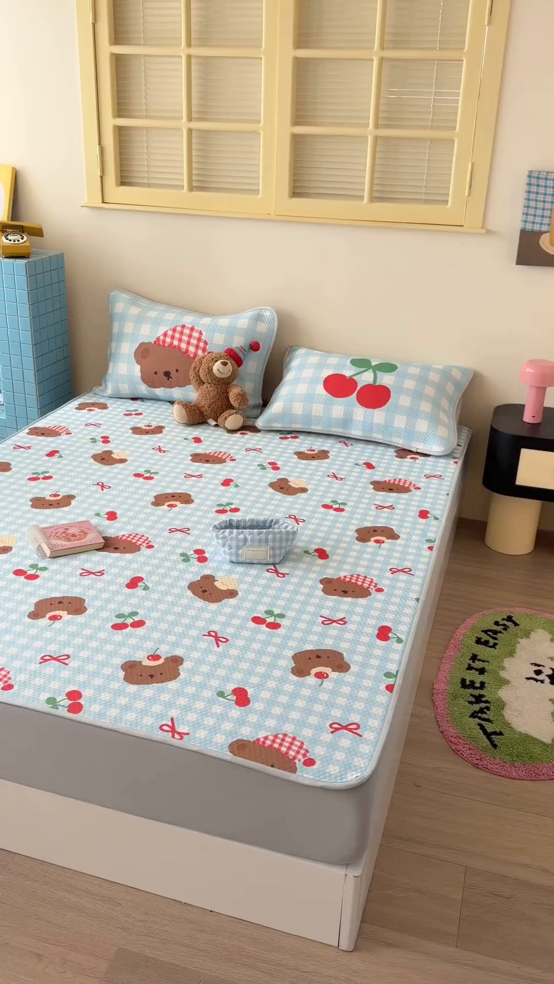 91家纺网 家纺一手货源 找家纺 Sweet dreams甜梦 2026新款A类数码印花凉感豆豆床笠款凉席--小版 格子小熊