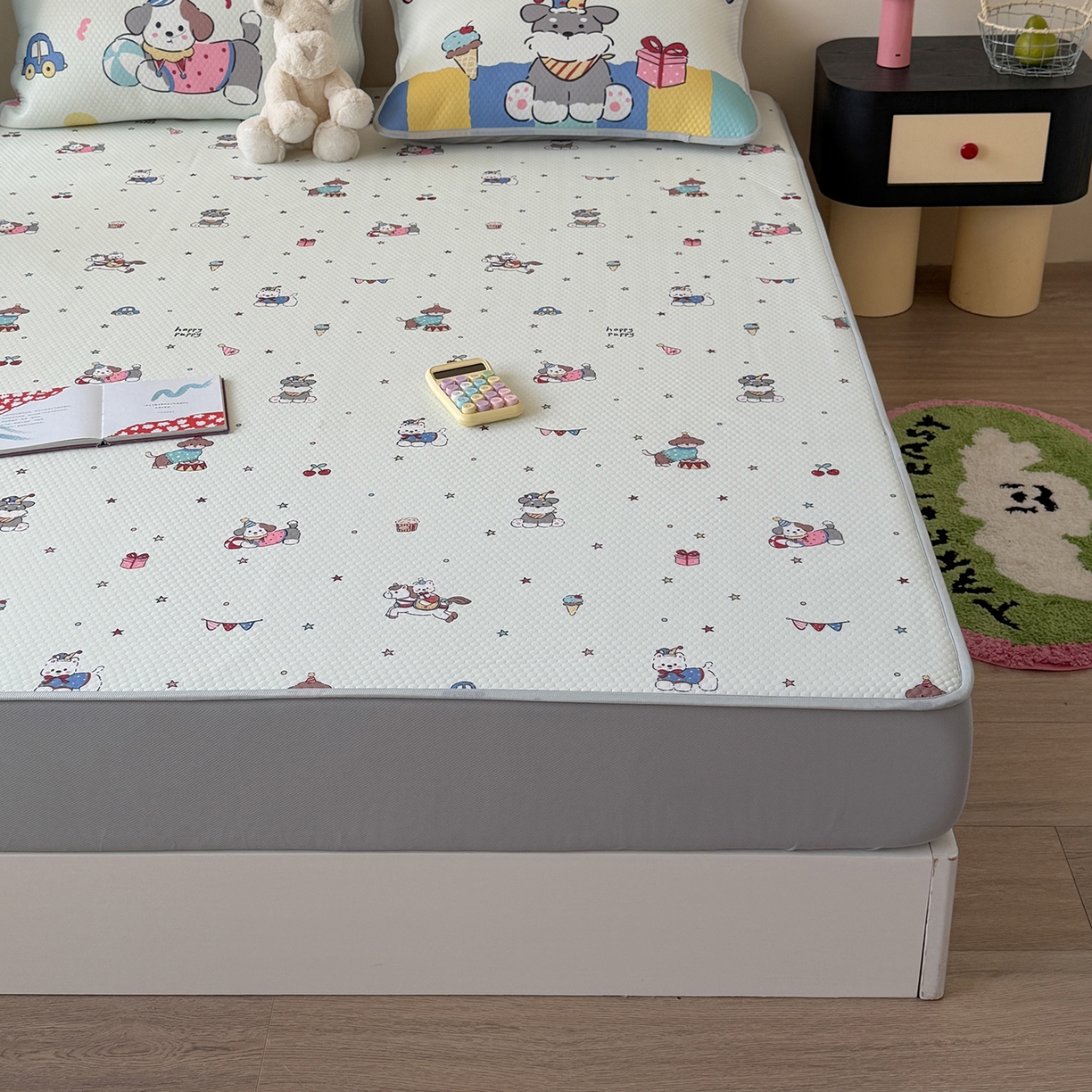 91家纺网 家纺一手货源 找家纺 Sweet dreams甜梦 2026新款A类数码印花凉感豆豆床笠款凉席--小版 狗狗的游乐园