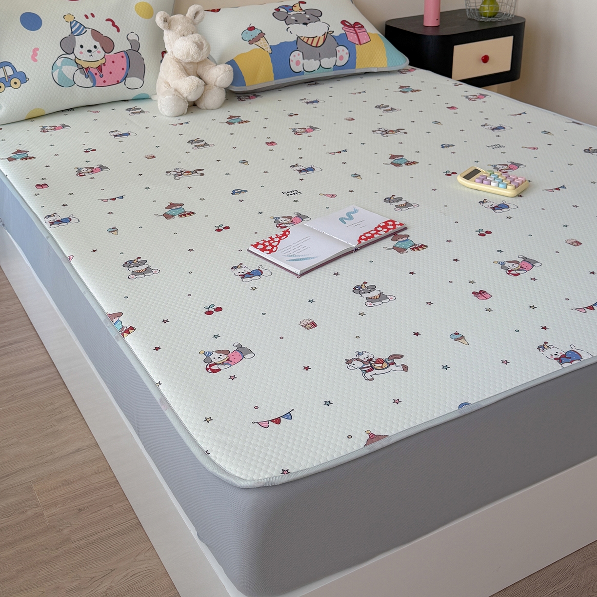 91家纺网 家纺一手货源 找家纺 Sweet dreams甜梦 2026新款A类数码印花凉感豆豆床笠款凉席--小版 狗狗的游乐园