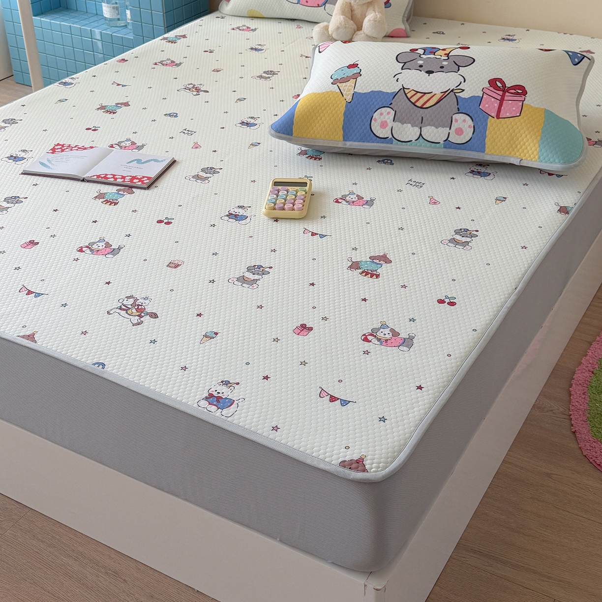 91家纺网 家纺一手货源 找家纺 Sweet dreams甜梦 2026新款A类数码印花凉感豆豆床笠款凉席--小版 狗狗的游乐园