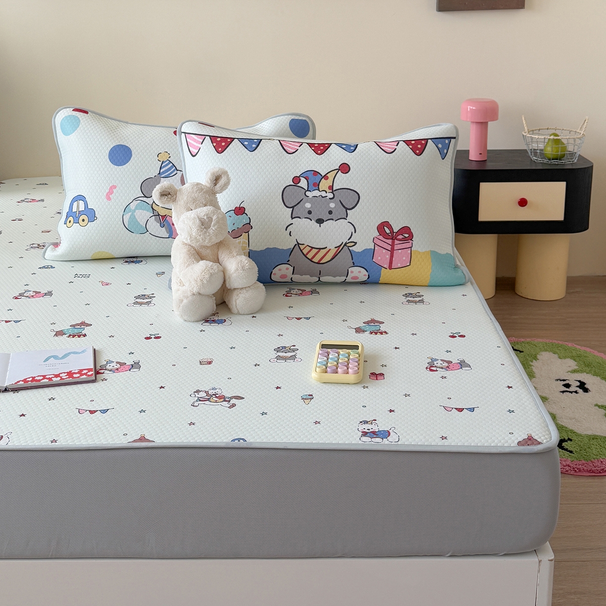 91家纺网 家纺一手货源 找家纺 Sweet dreams甜梦 2026新款A类数码印花凉感豆豆床笠款凉席--小版 狗狗的游乐园