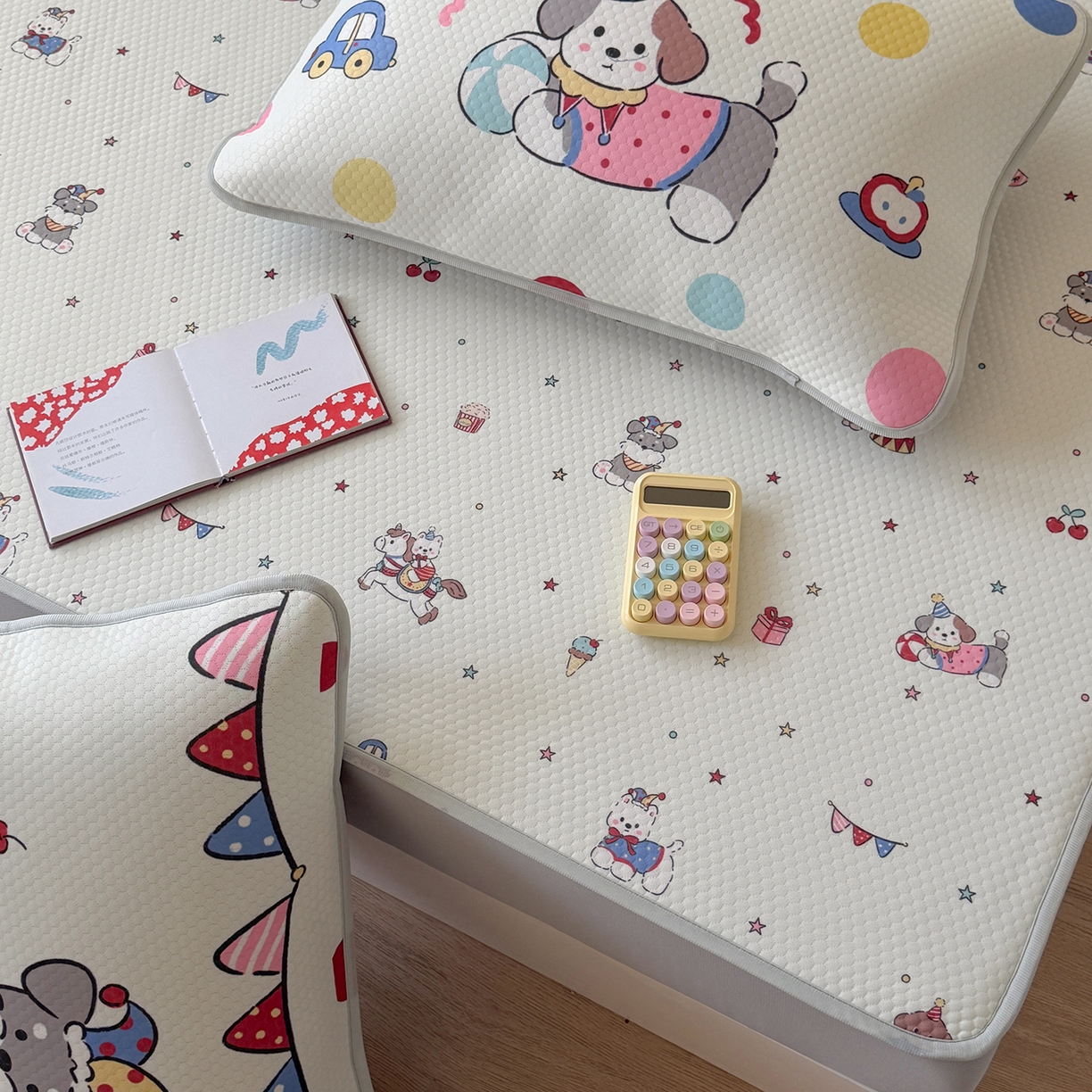 91家纺网 家纺一手货源 找家纺 Sweet dreams甜梦 2026新款A类数码印花凉感豆豆床笠款凉席--小版 狗狗的游乐园