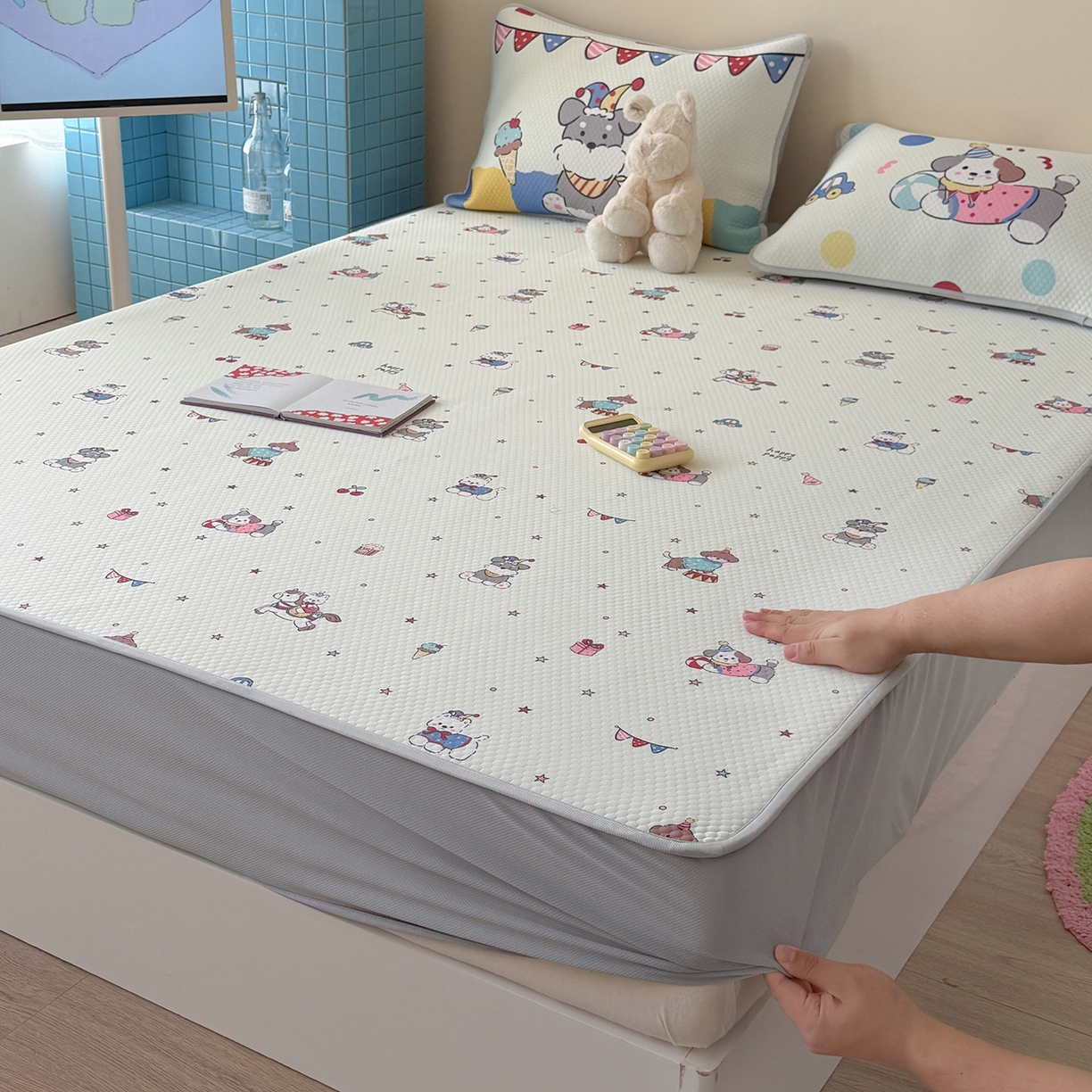 91家纺网 家纺一手货源 找家纺 Sweet dreams甜梦 2026新款A类数码印花凉感豆豆床笠款凉席--小版 狗狗的游乐园