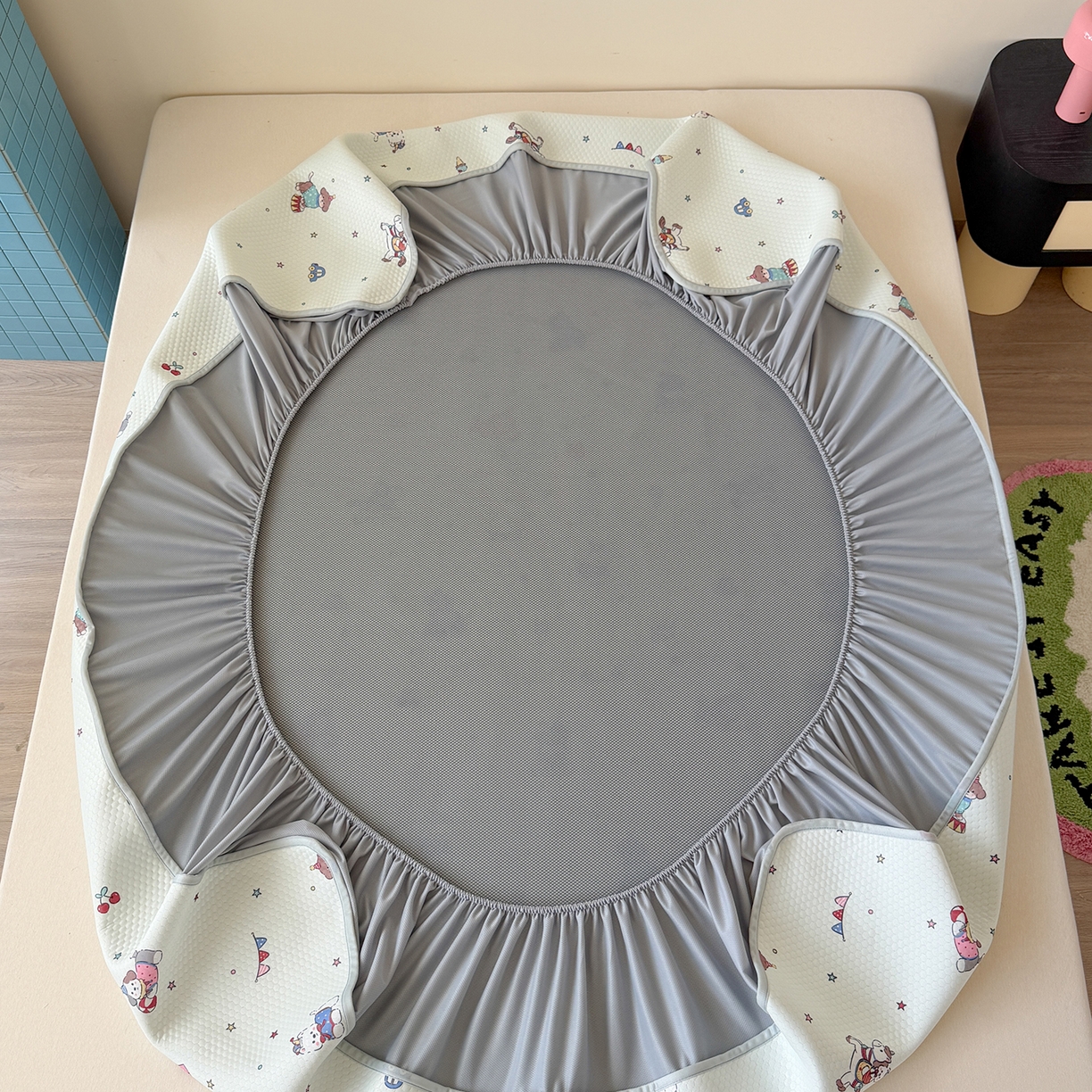 91家纺网 家纺一手货源 找家纺 Sweet dreams甜梦 2026新款A类数码印花凉感豆豆床笠款凉席--小版 狗狗的游乐园