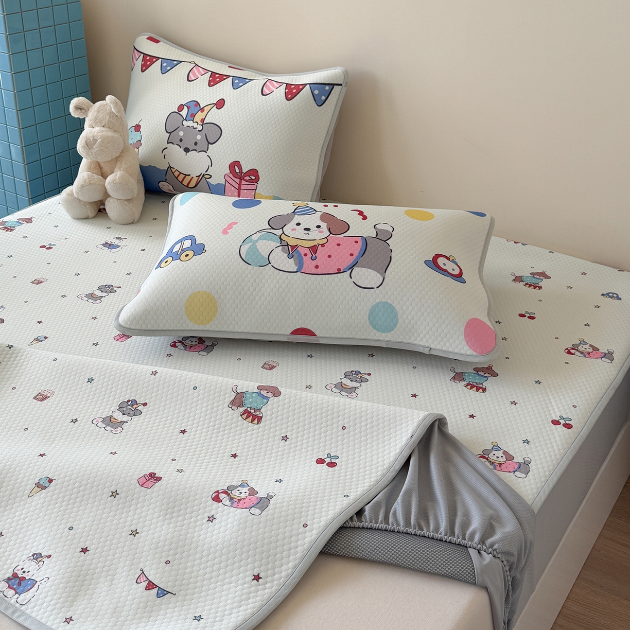 91家纺网 家纺一手货源 找家纺 Sweet dreams甜梦 2026新款A类数码印花凉感豆豆床笠款凉席--小版 狗狗的游乐园