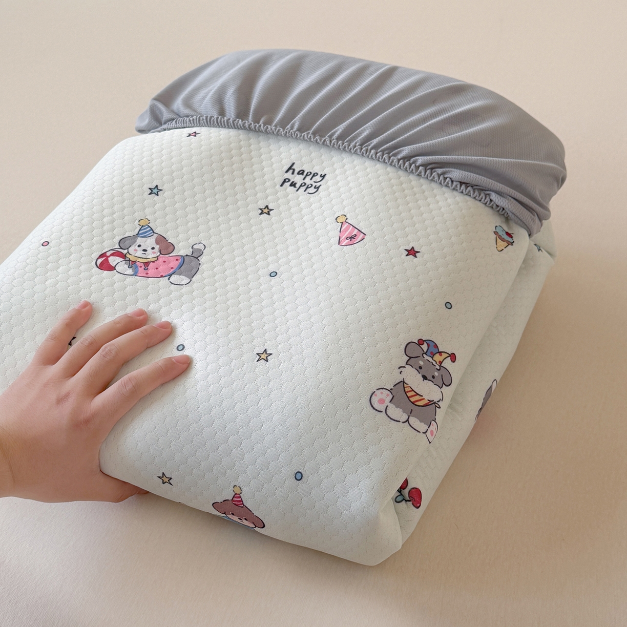 91家纺网 家纺一手货源 找家纺 Sweet dreams甜梦 2026新款A类数码印花凉感豆豆床笠款凉席--小版 狗狗的游乐园