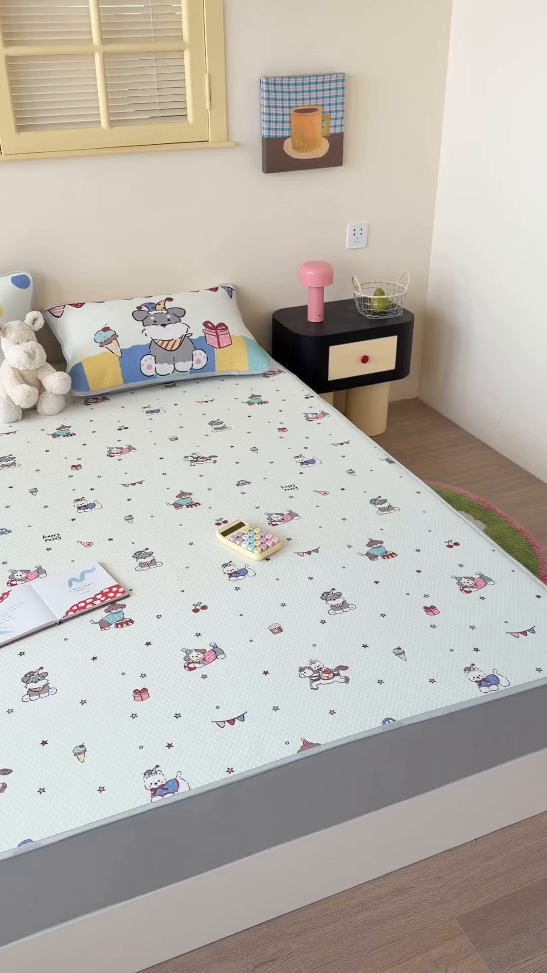 91家纺网 家纺一手货源 找家纺 Sweet dreams甜梦 2026新款A类数码印花凉感豆豆床笠款凉席--小版 狗狗的游乐园